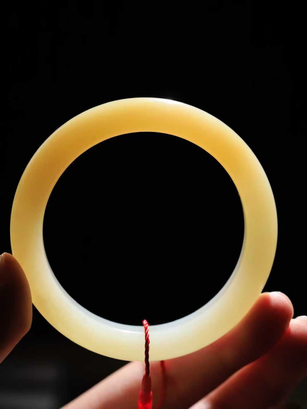 【一见钟情·手镯】

精品和田玉糖白玉手镯。镯型饱满，温润细腻，脂润沁香。️执一卷书，沏一盏茶，着一袭裙，戴一只镯。淡淡浅笺，素心若兰，静赏玉中诗画。悠悠岁月，芊手轻摘，盛满诗样芳华。
重48.5克   内径圈口55mm 尺寸11-8.8mm  FDT-721022741