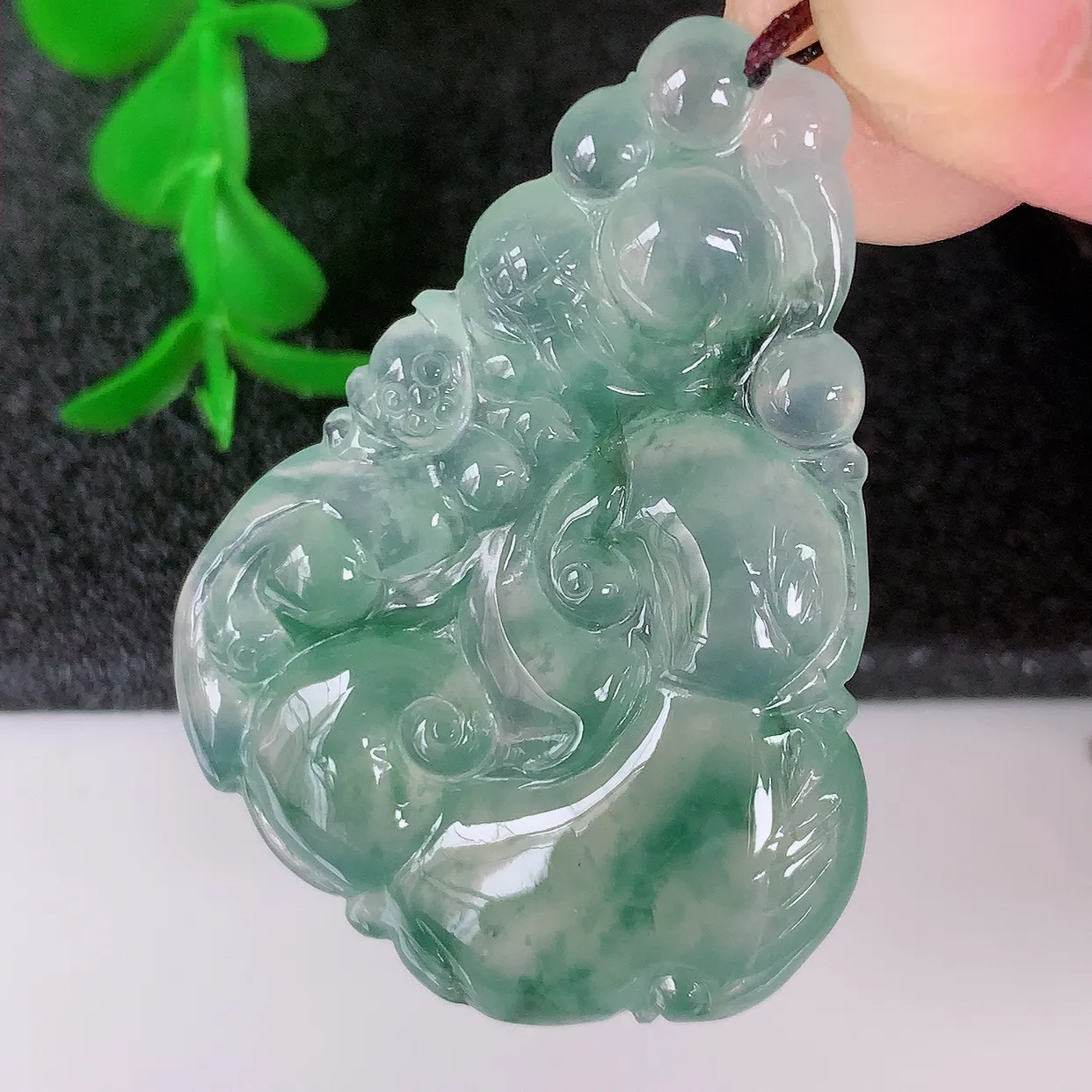 自然光实拍，冰种飘花翡翠如意吊坠，种老水足，雕工精湛 ，寓意美好，佩戴时尚出众！#01.2