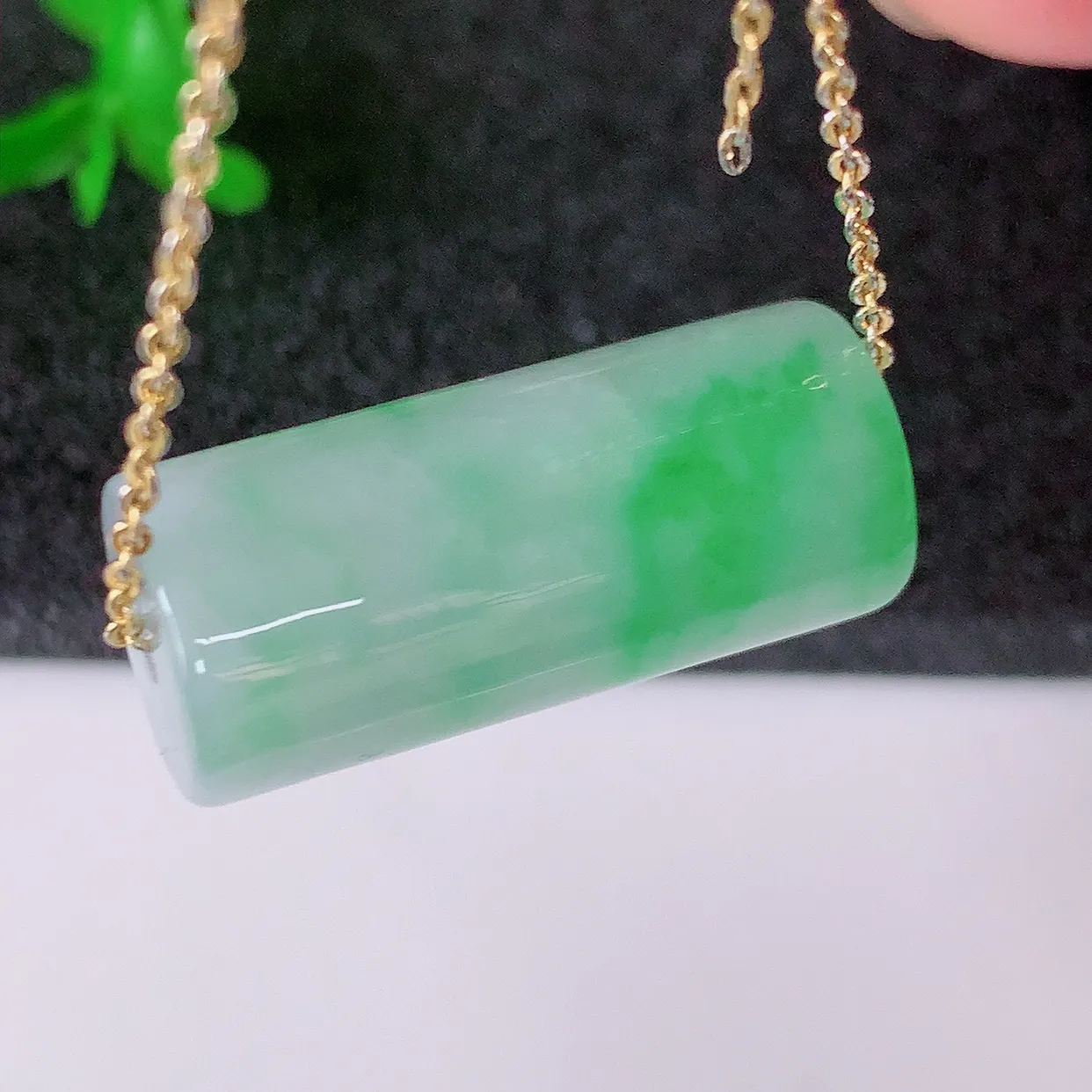 自然光实拍，冰润飘绿翡翠路路通吊坠，寓意时来运转、财源滚滚，款式新颖时尚，日常百搭的款！配图银链#05.2