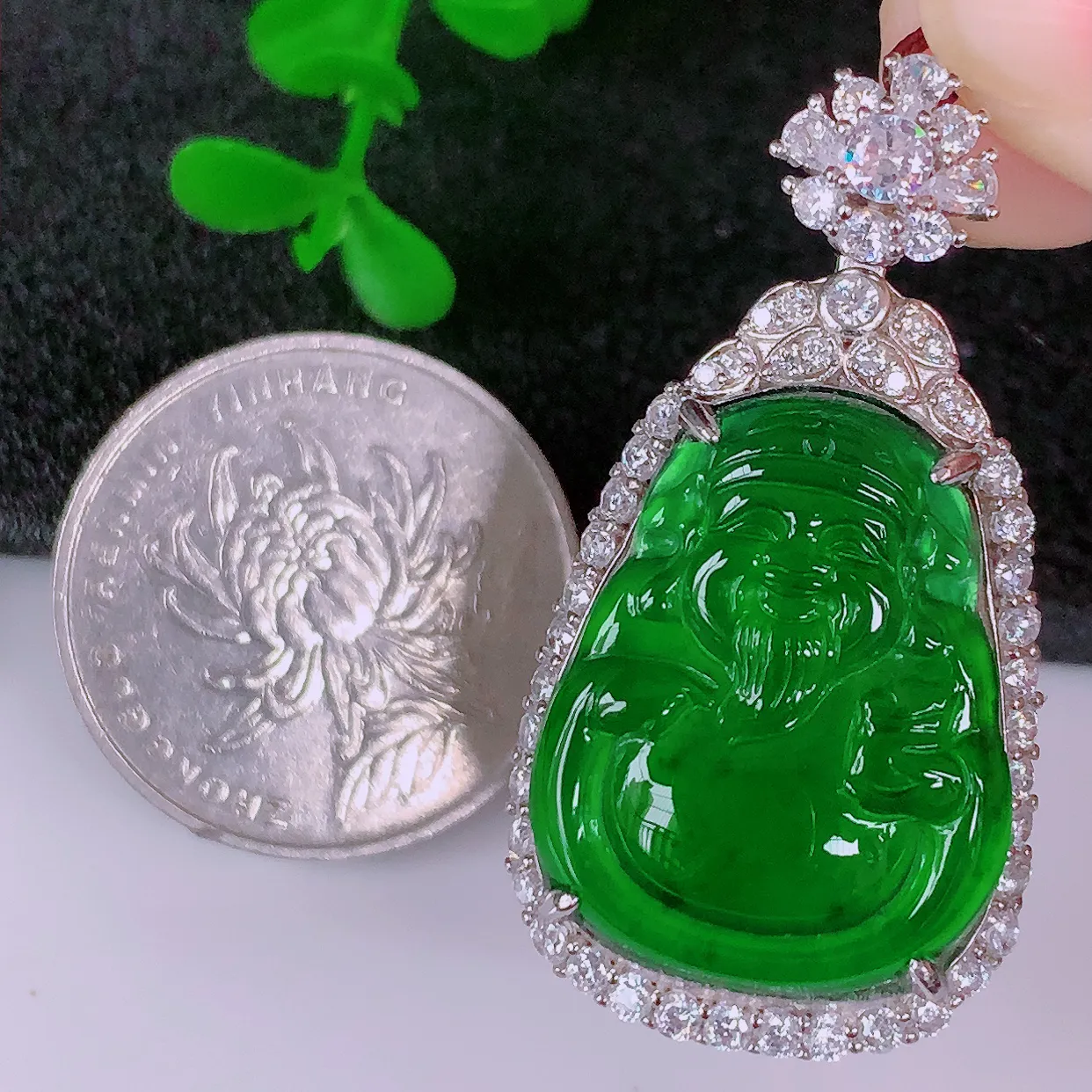冰透满绿翡翠925银镶嵌财神爷吊坠，自然光实拍，翠色灵动，颜色漂亮，种老水足，品相佳，佩戴佳品！#98.2整体39*21*9裸石23*18.5*