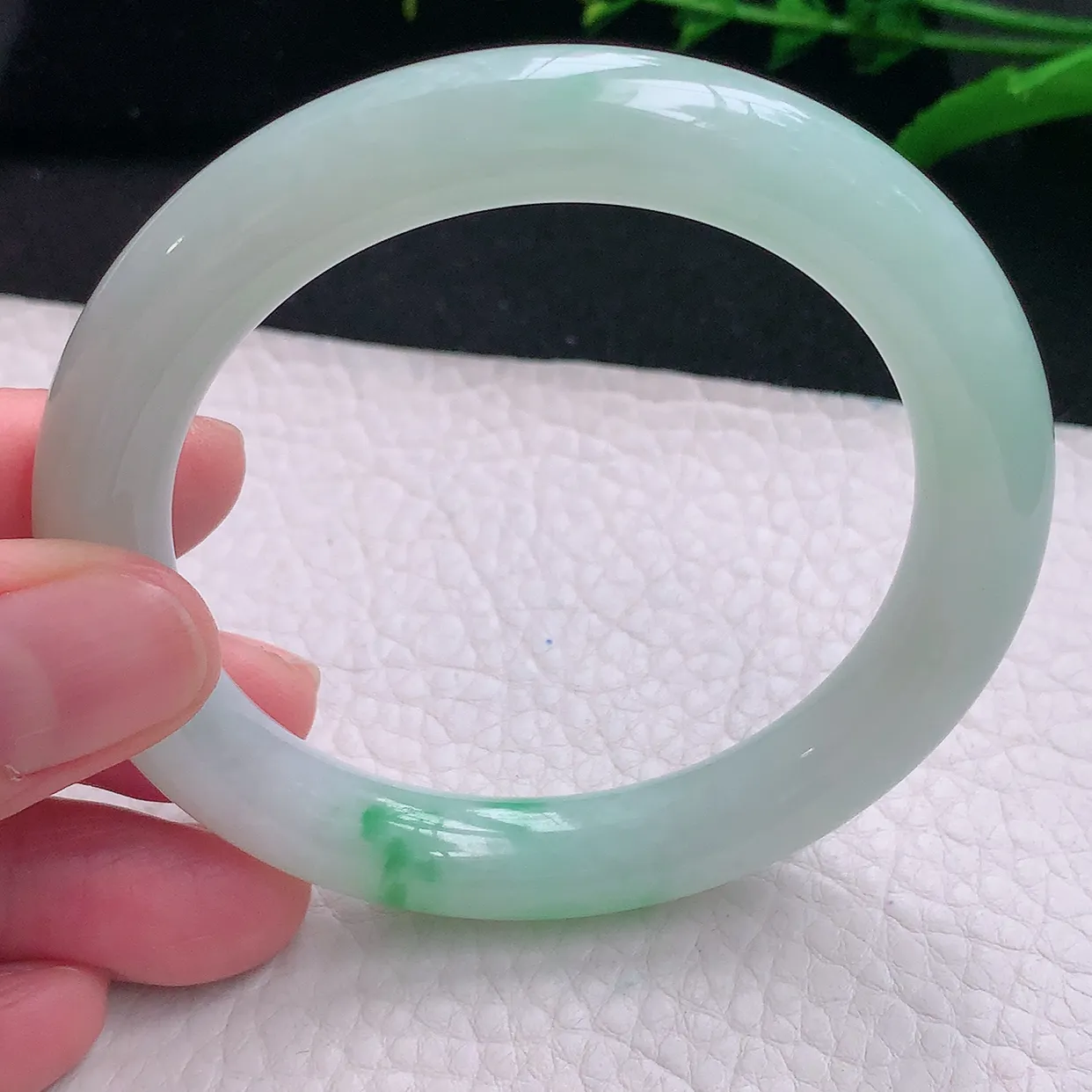 yh自然光55.8*10*9.5美人镯 天然缅甸翡翠a货水润飘阳绿圆条玉镯子