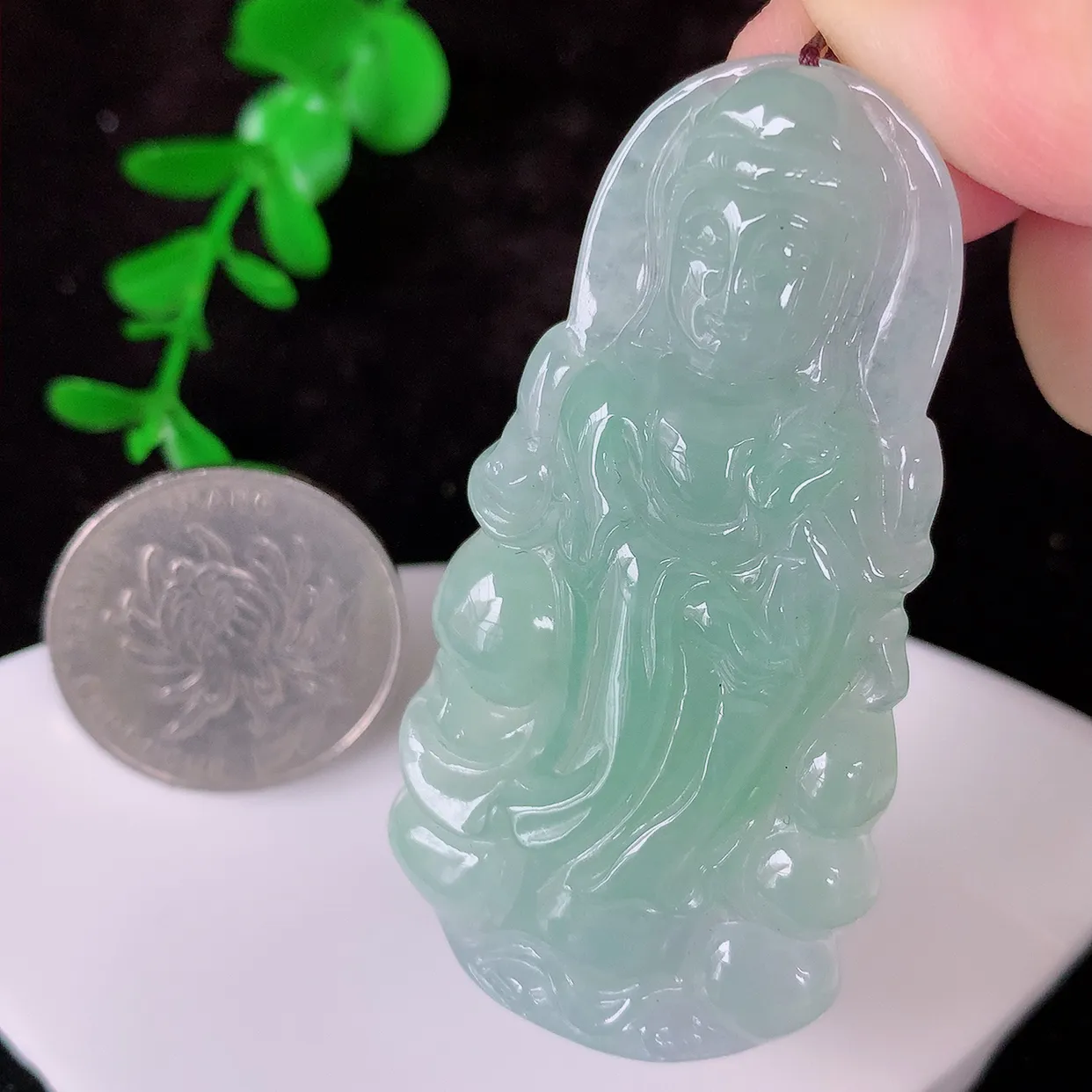 自然光实拍，冰飘绿翡翠观音菩萨吊坠，赐福观音，玉润通透，慈祥端庄！#57.2
