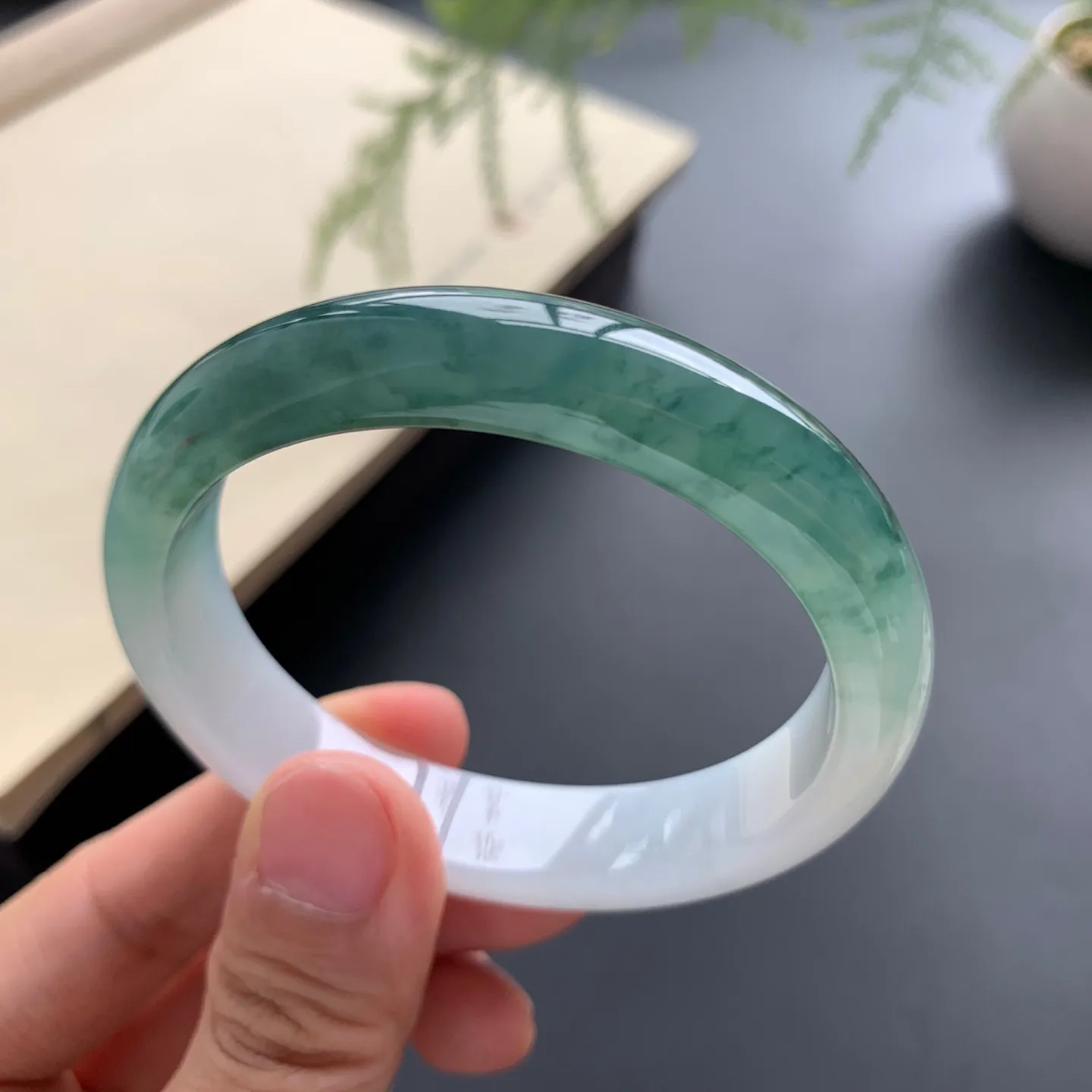 52.2圈口飘花贵妃手镯 尺寸：52.2-45-12-6.8，无纹裂，细腻光滑，花色浓郁