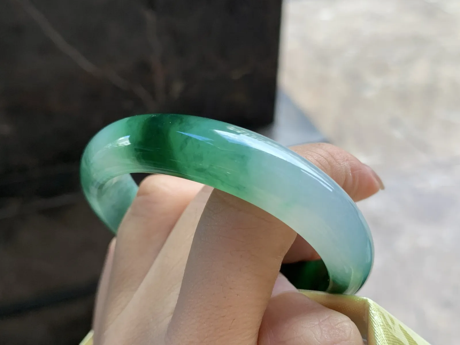 54-12.6-7.8

绿花贵妃手镯手镯^_^颜色浓郁 正圈52可以带