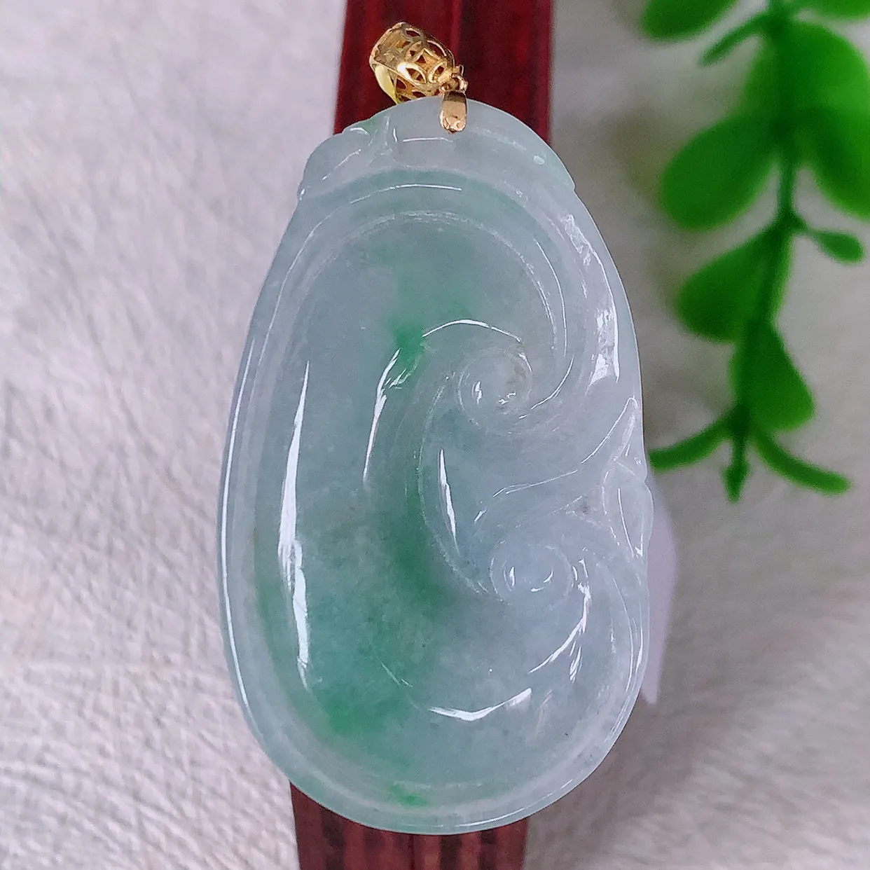 18k金镶嵌冰紫罗兰飘绿翡翠如意吊坠，沁人心脾，精致典雅的设计，为佩戴者，增添色彩，送礼自留都是佳品选择！#35.2