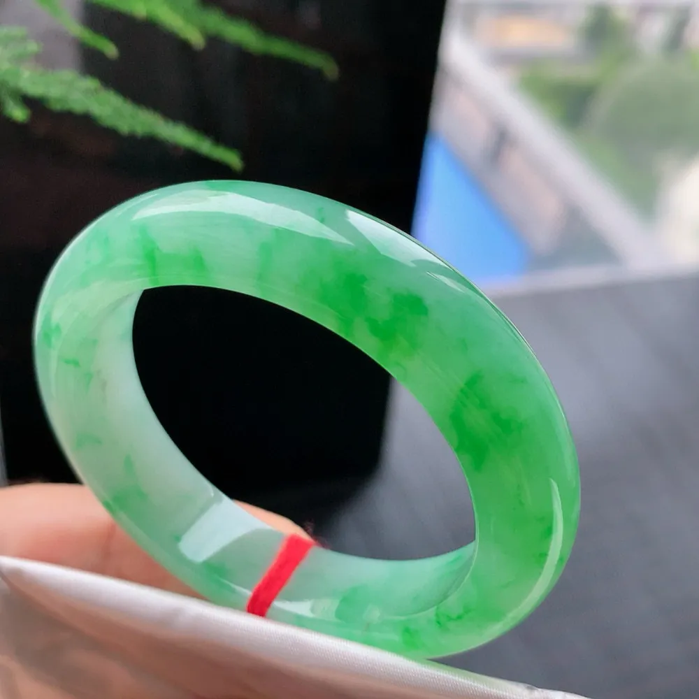 贵妃冰阳绿  无瑕 尺寸:53.7/45.2/12.6/8.4 种色俱佳