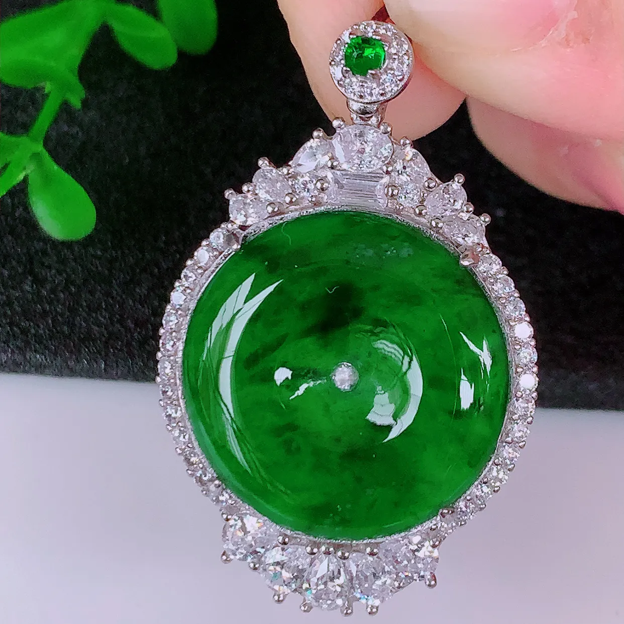 冰透满绿翡翠925银镶嵌平安扣吊坠，自然光实拍，翠色灵动，颜色漂亮，种老水足，品相佳，佩戴佳品！#9