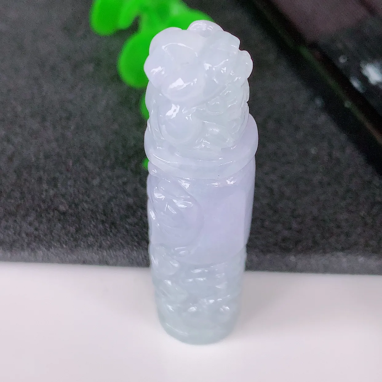 自然光实拍，冰润紫罗兰翡翠招财貔貅柱吊坠，民间有“一摸貔貅运程旺盛，再摸貔貅财运滚滚，三摸貔貅平步青云 ”的美好祝愿。#01.2