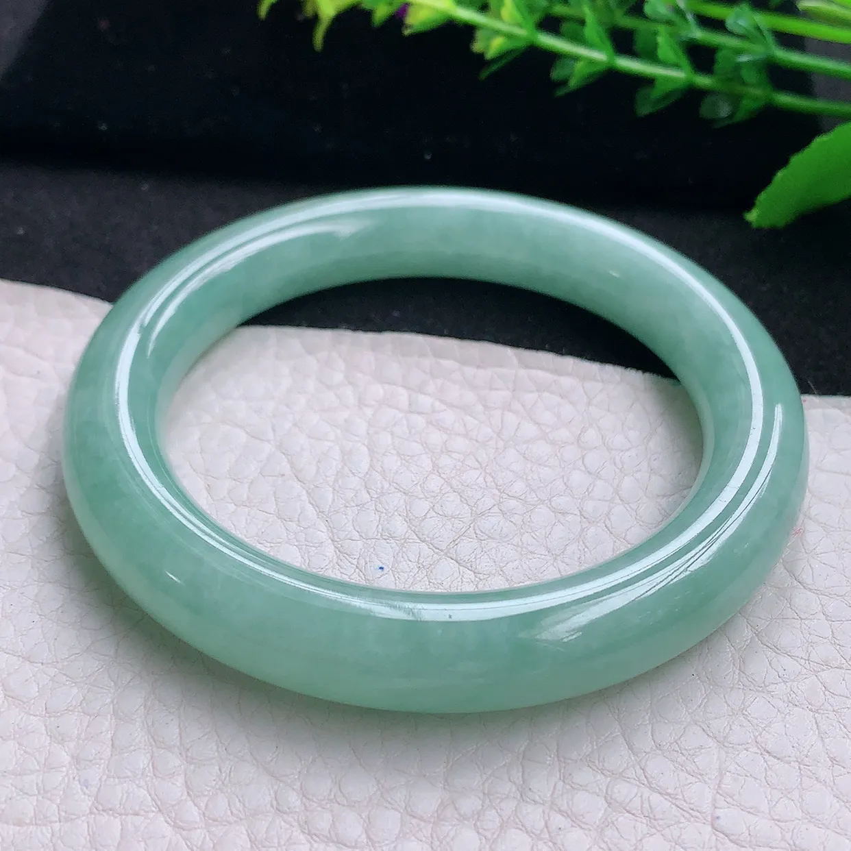 n自然光57*10.5美人镯 天然缅甸翡翠a 货蓝韵圆条玉镯子 玉手环