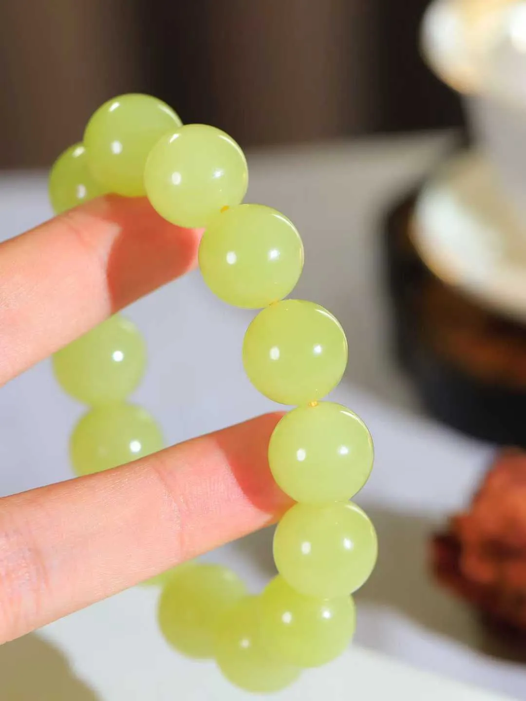 【珠圆玉润.手串】

精品和田玉黄口珠圆玉润手串 玉质温润细腻  整串打磨圆润，佩戴舒适。珠珠落玉盘，间关莺语花底滑，一生美好时光，无论身在何处，都有它相伴相守。事事顺遂，幸福美满，吉祥如意。重75.4克 尺寸取一15mm  FDA-22110333