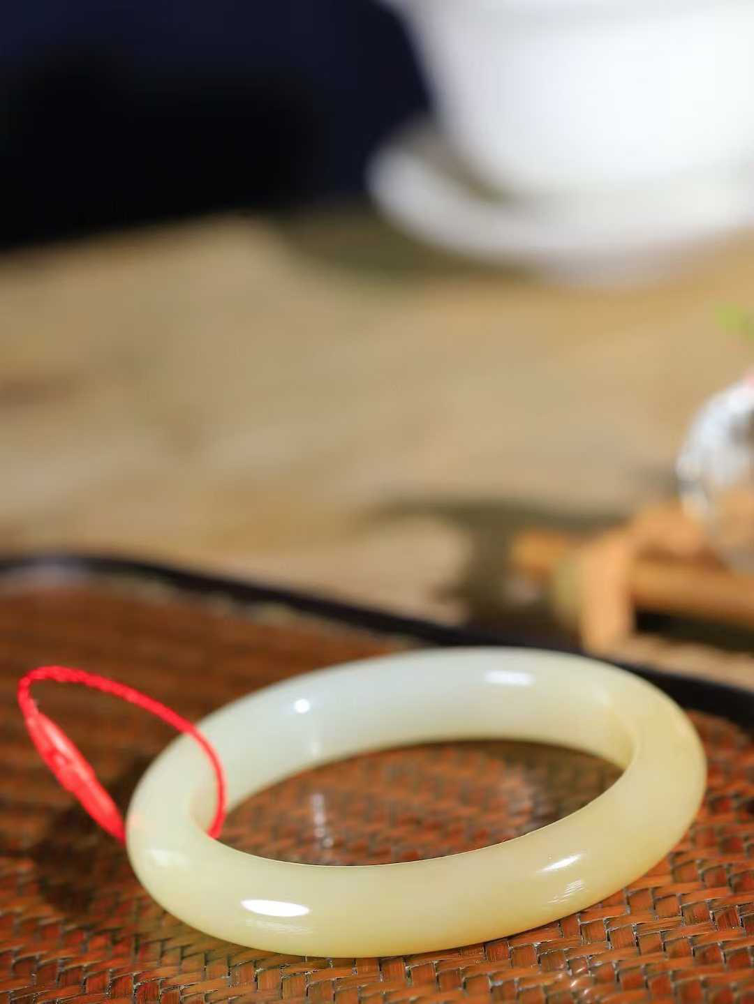 【一见钟情·手镯】

精品和田玉糖白玉手镯。镯型饱满，温润细腻，脂润沁香。️执一卷书，沏一盏茶，着一袭裙，戴一只镯。淡淡浅笺，素心若兰，静赏玉中诗画。悠悠岁月，芊手轻摘，盛满诗样芳华。
重48.5克   内径圈口55mm 尺寸11-8.8mm  FDT-721022741