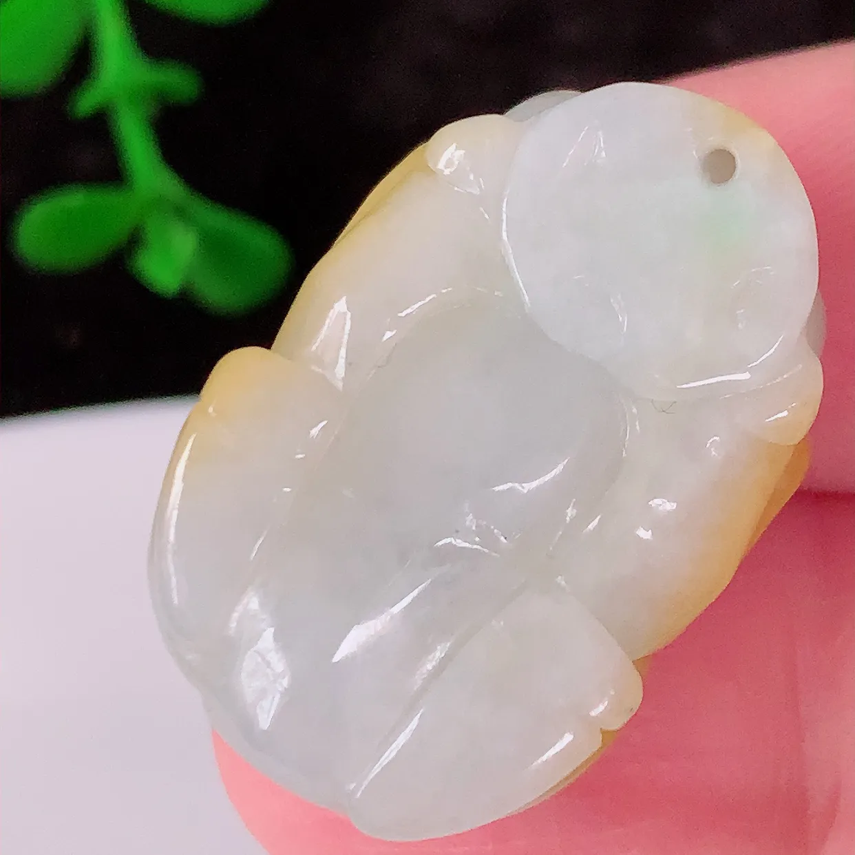 自然光实拍，冰润黄翡双彩翡翠生肖猪吊坠，种老水足，雕工精湛 ，寓意美好，佩戴时尚出众！#57.2