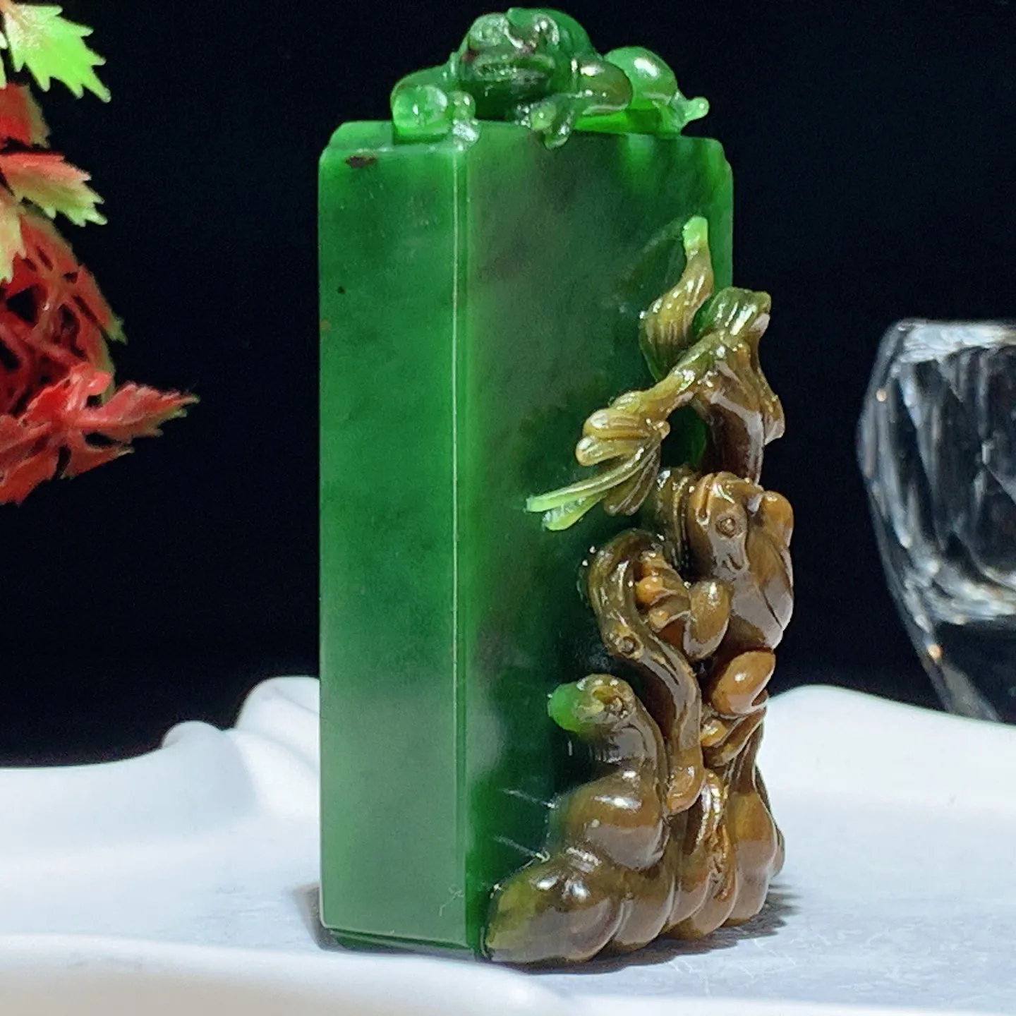 收藏级！和田玉红皮料阳绿俄罗斯碧玉呱呱来财牌子挂件。尺寸69/35/22重98克。玉质细腻油润。手推