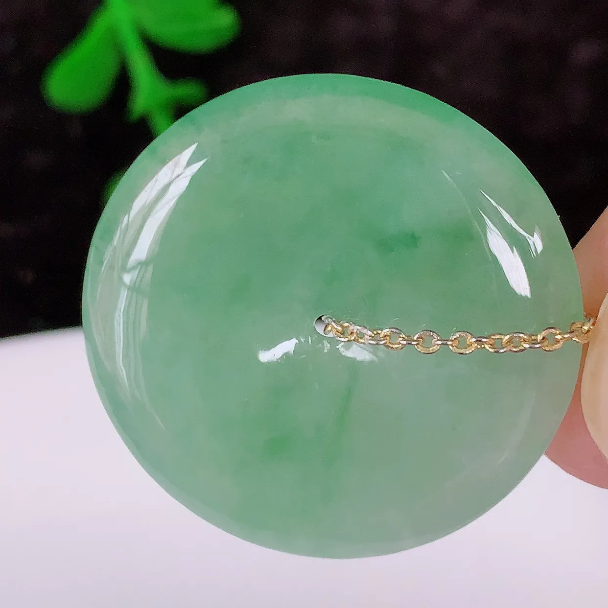 自然光实拍，冰种飘花翡翠平安扣吊坠，形体饱满圆润，平安扣肥嘟嘟的，平平安安，种水很好，莹润通透，冰胶感十足，起光泽。配戴精美！#57.2