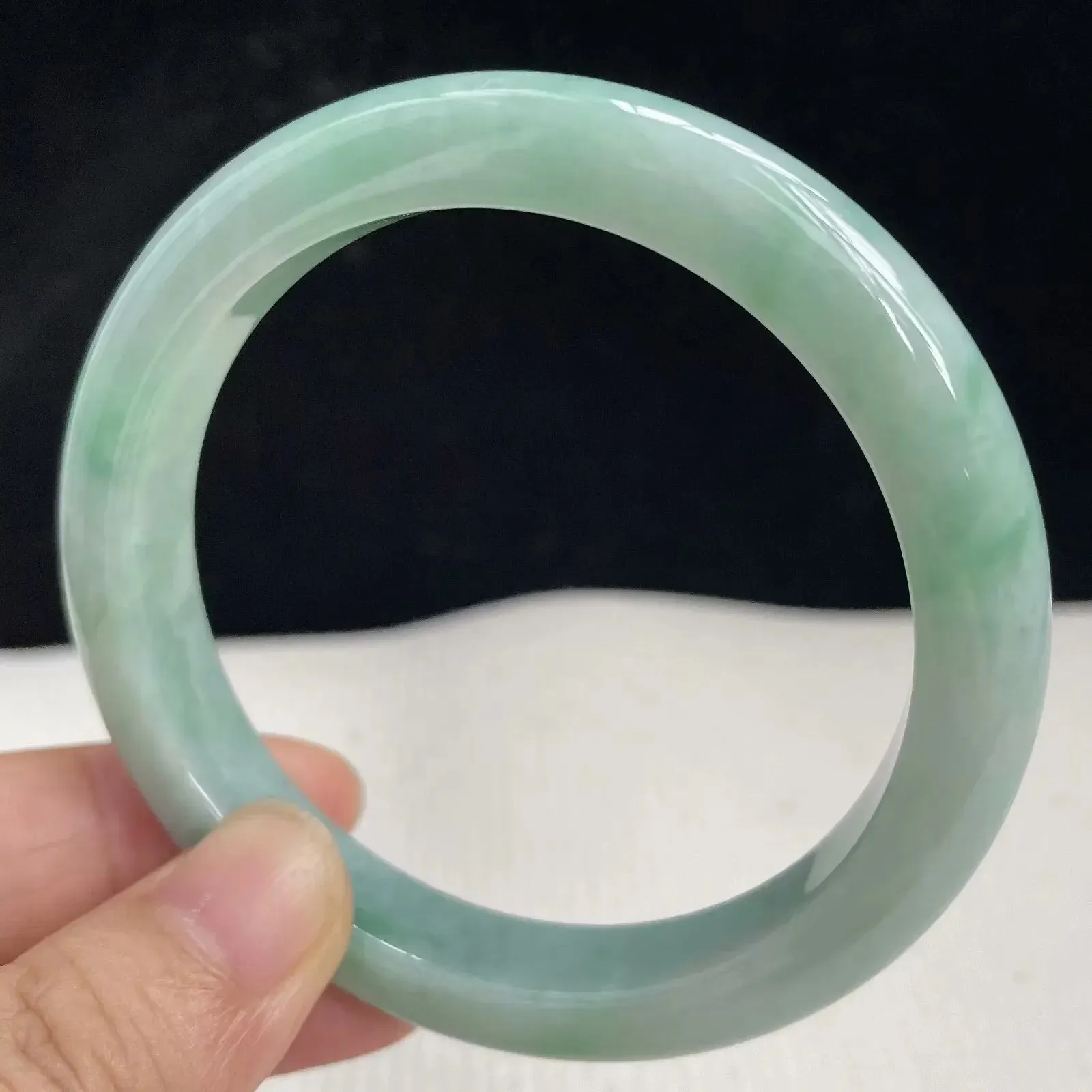 55圈口自然光拍摄天然翡翠A货飘绿好种水正圈手镯 43克
