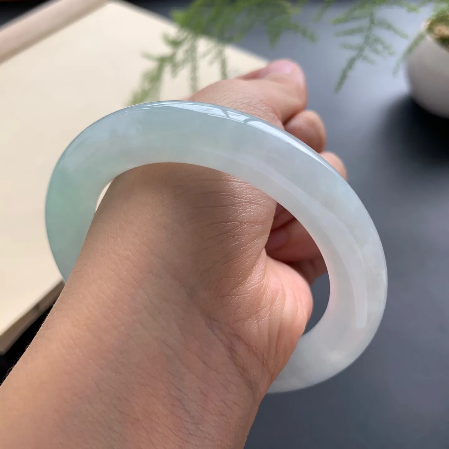 56.8圈口底色圆条手镯 尺寸：56.8-11.2-11.5，无纹裂，色泽亮丽，条形饱满