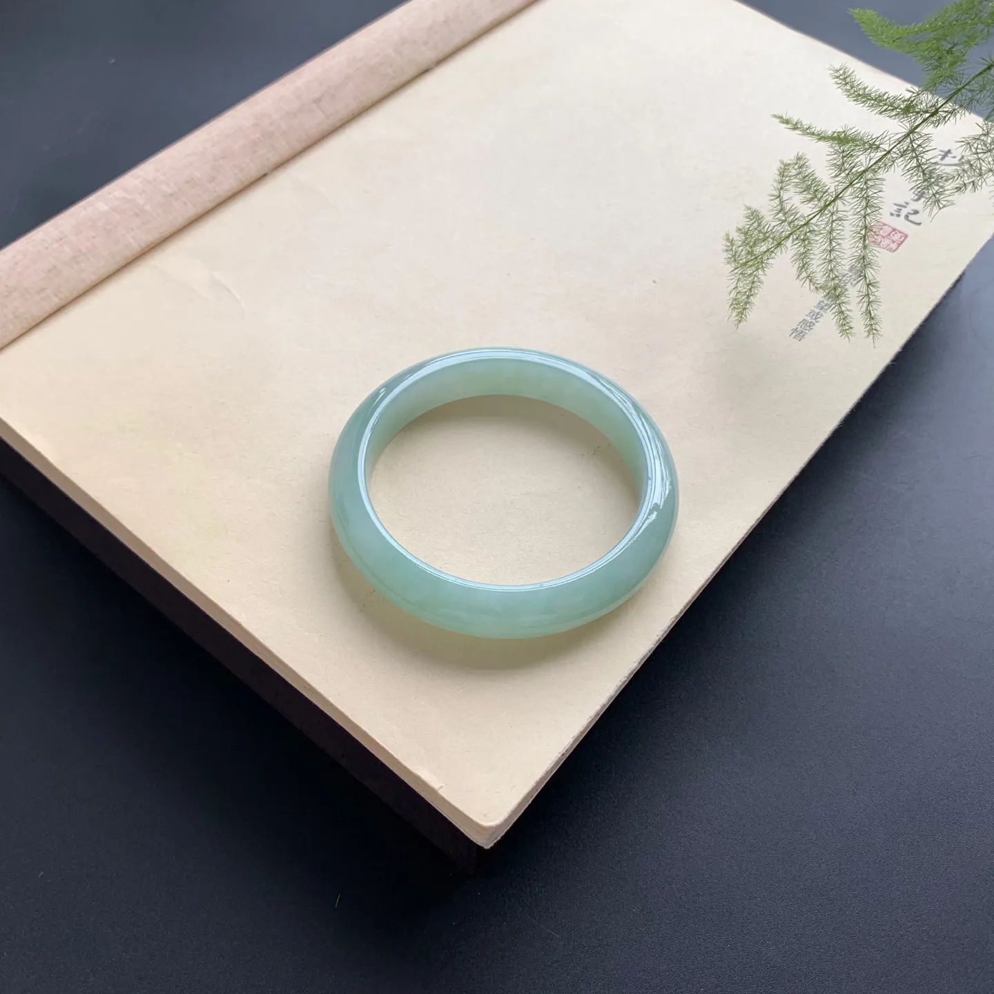 57圈口油绿正圈手镯 尺寸：57-11.3-8.6，无纹裂，细腻光滑，色泽均匀