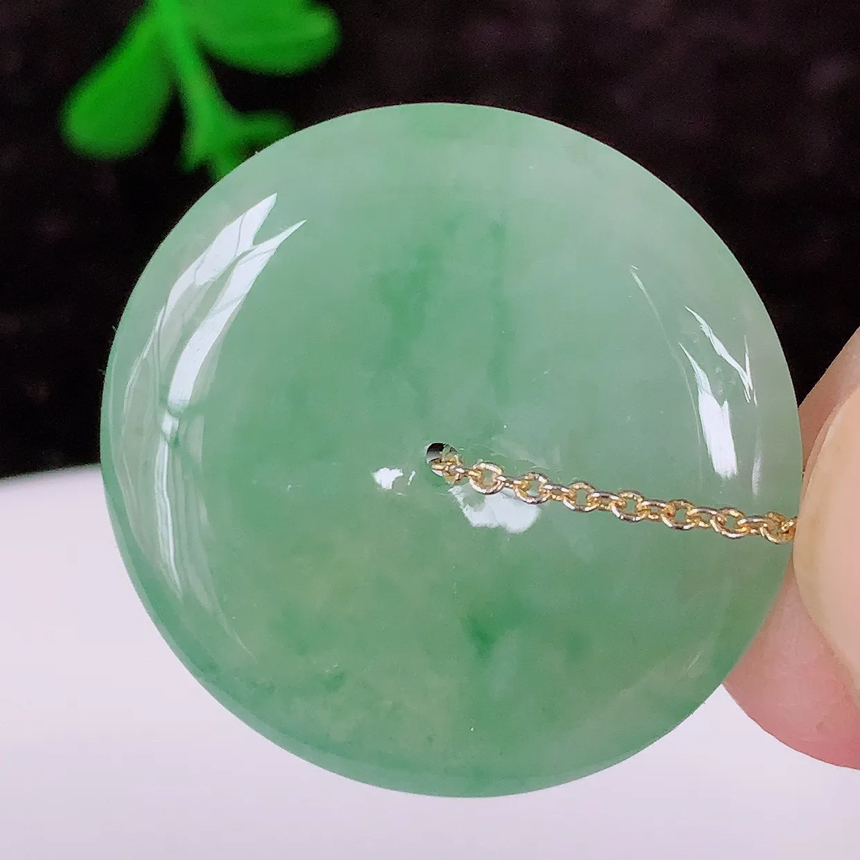 自然光实拍，冰种飘花翡翠平安扣吊坠，形体饱满圆润，平安扣肥嘟嘟的，平平安安，种水很好，莹润通透，冰胶感十足，起光泽。配戴精美！#57.2