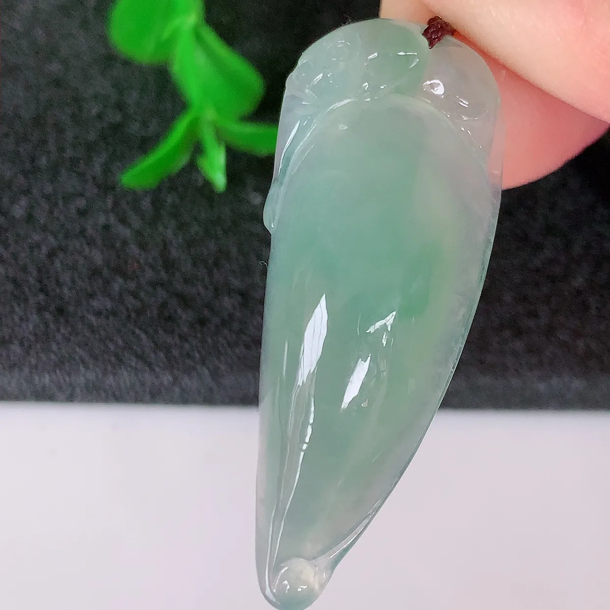 自然光实拍，冰种飘花翡翠招财福瓜吊坠，精美饱满福瓜，种水足，形态圆润饱满，福相十足 ！#01.2