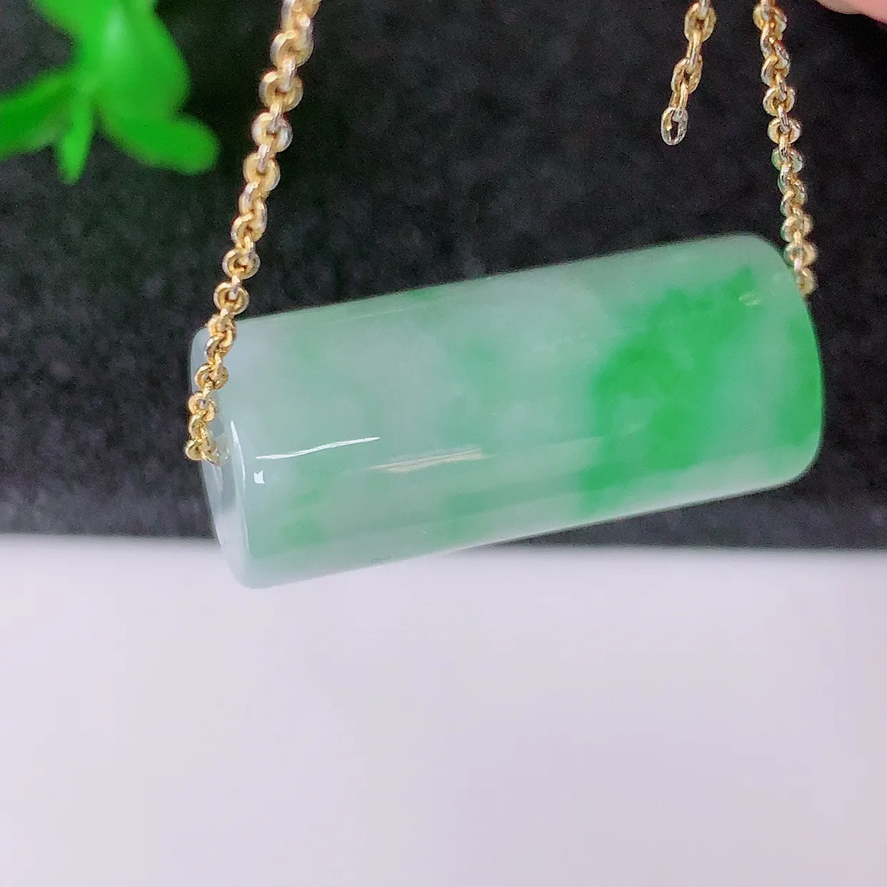 自然光实拍，冰润飘绿翡翠路路通吊坠，寓意时来运转、财源滚滚，款式新颖时尚，日常百搭的款！配图银链#05.2