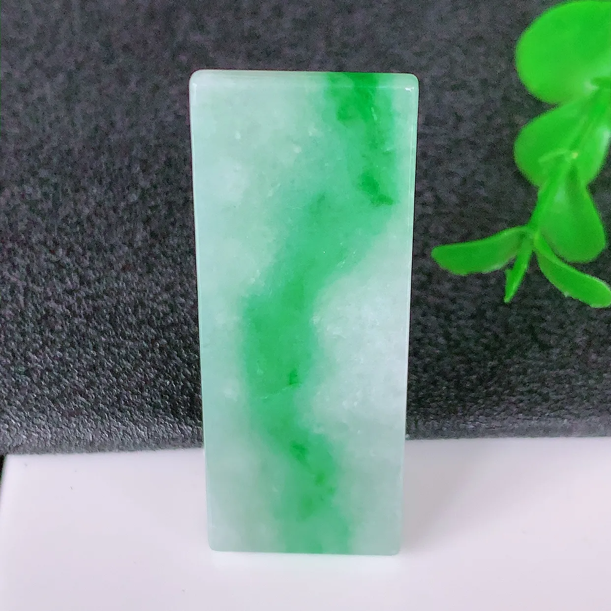 自然光实拍，冰润飘绿翡翠平安无事牌吊坠，平平安安，无事牌翠色灵动，佩戴平安时尚！#05.2