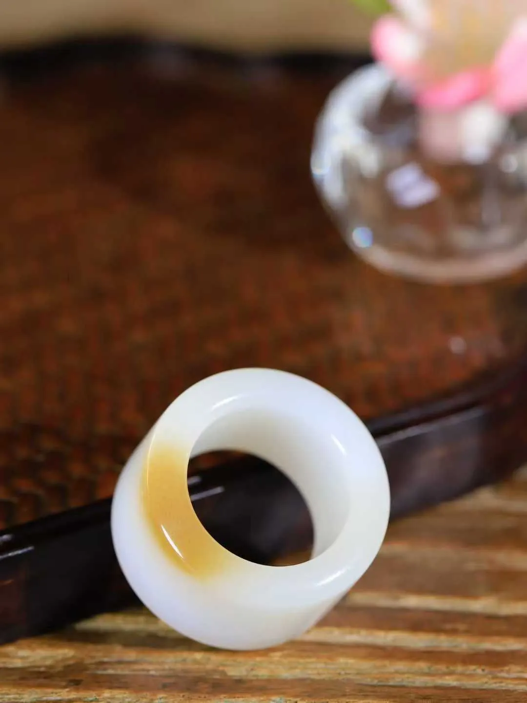 （古韵.扳指）

精品和田玉糖白玉扳指，玉质温润，油润感十足， 整器古韵生辉。优雅高贵。运筹帷幄于掌中，决胜于千里之外。重25.8克   圈口21.5mm  尺寸18.5-5.8mm  23110333A