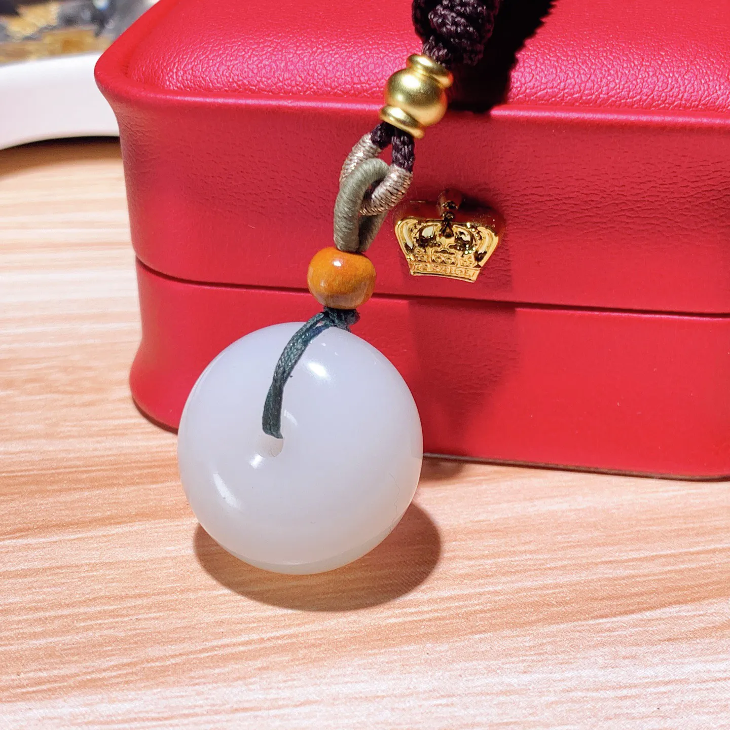 和田玉白玉羊脂白平安扣挂件。尺寸22/16重15.4克。玉质细腻油润。手推出油。佩戴高端典雅。lt2