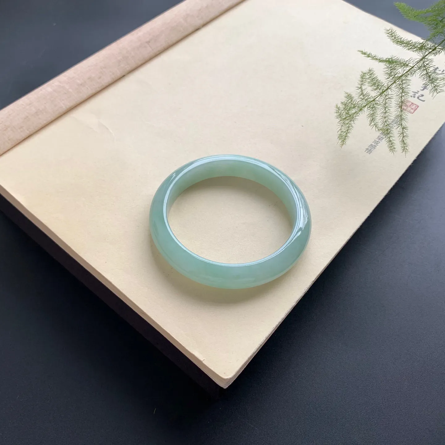 57圈口油绿正圈手镯 尺寸：57-11.3-8.6，无纹裂，细腻光滑，色泽均匀