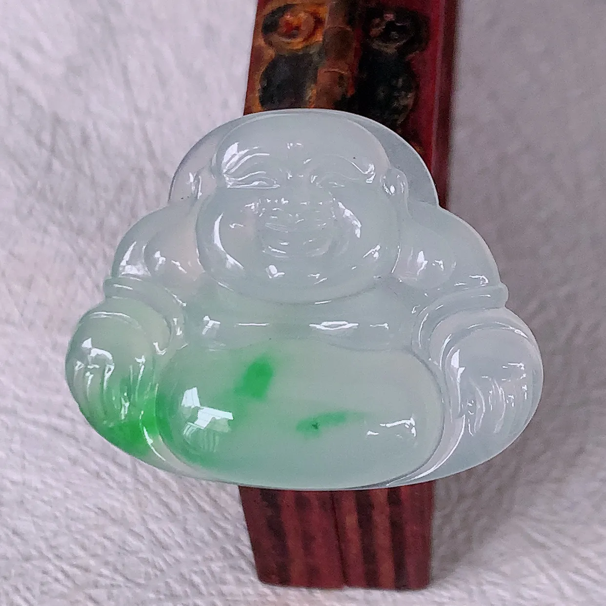 自然光实拍，冰种飘阳绿翡翠佛公吊坠，饱满， 佛公亦保平安，寓意有福（佛公）相伴，配戴优雅迷人！#57