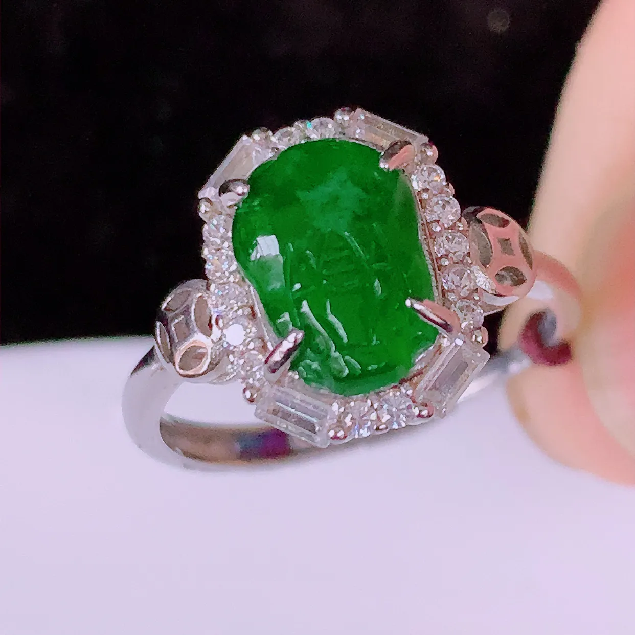 冰透满绿翡翠925银镶嵌貔貅戒指，自然光实拍，翠色灵动，颜色漂亮，种老水足，品相佳，佩戴佳品！#98