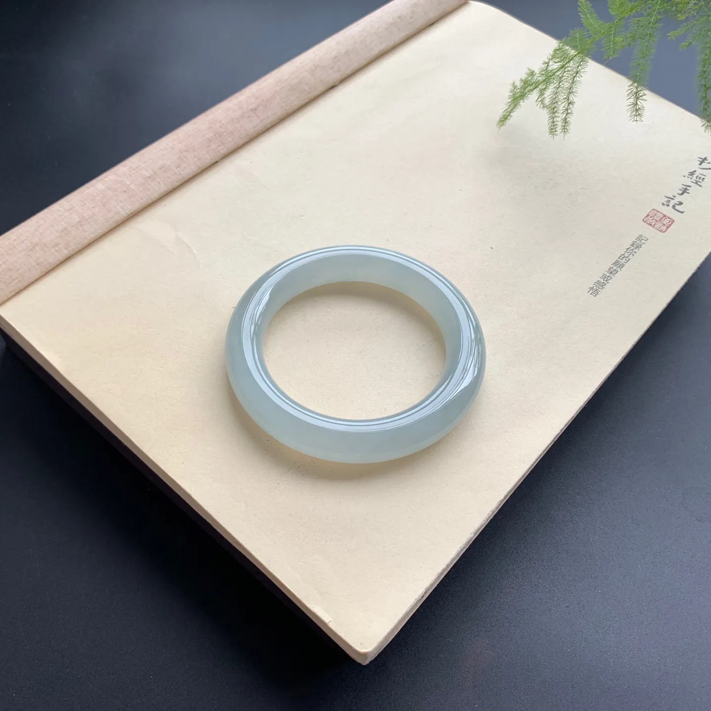 56.5圈口冰种圆条手镯 尺寸：56.5-12-11.8，无纹裂，水润饱满，胶感十足