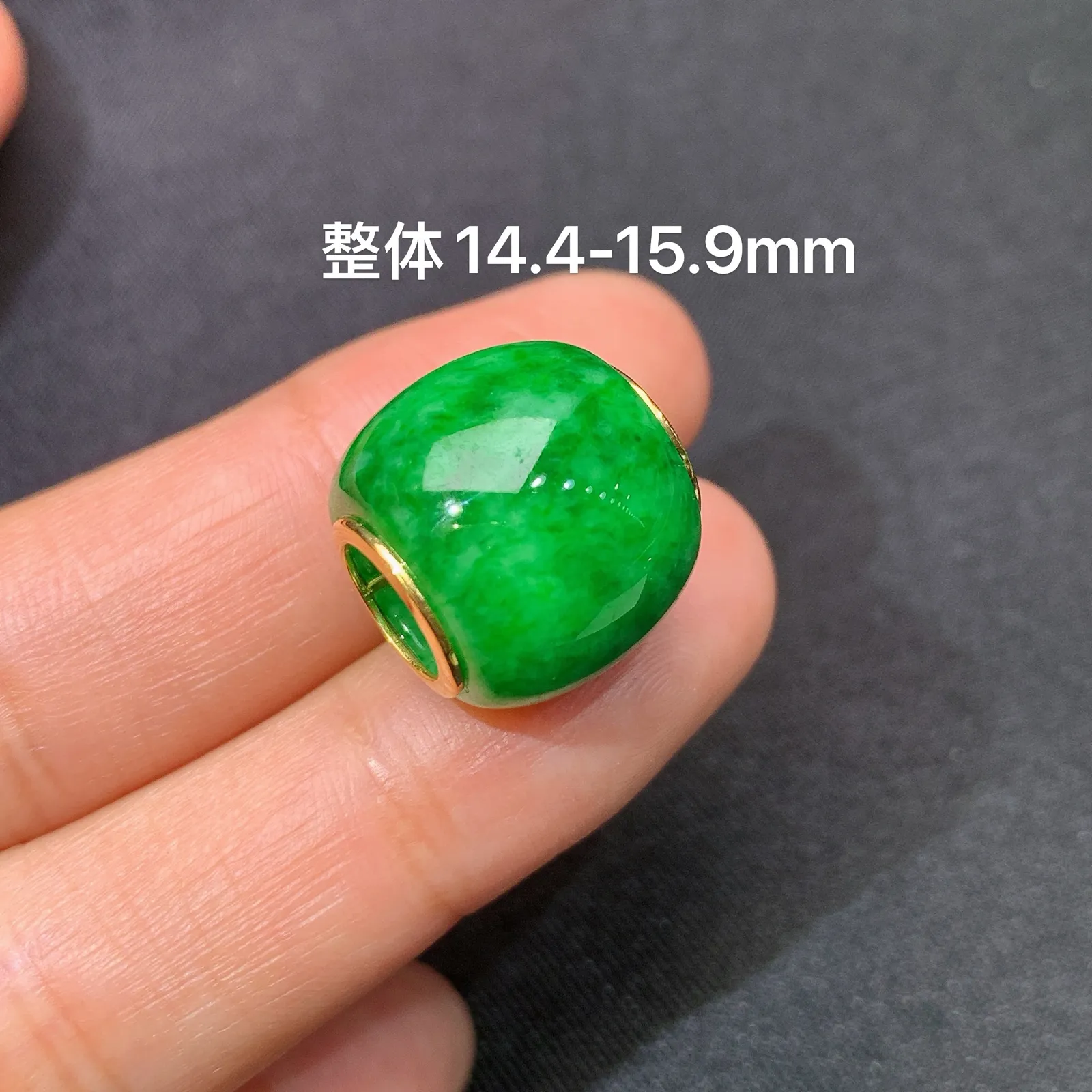 阳绿路路通吊坠，18k金镶嵌，冰润色阳，玉质细腻，种水足 尺寸14.4*15.9