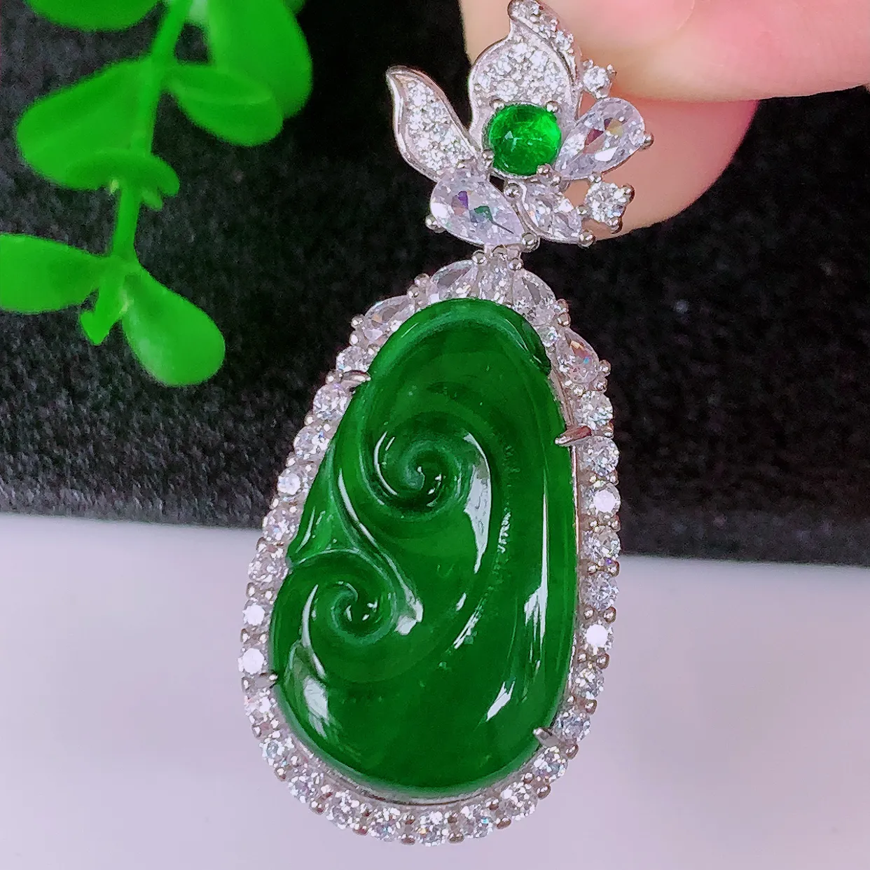 冰透满绿翡翠925银镶嵌如意吊坠，自然光实拍，翠色灵动，颜色漂亮，种老水足，品相佳，佩戴佳品！#98.2整体41.5*18*9裸石24-14.5