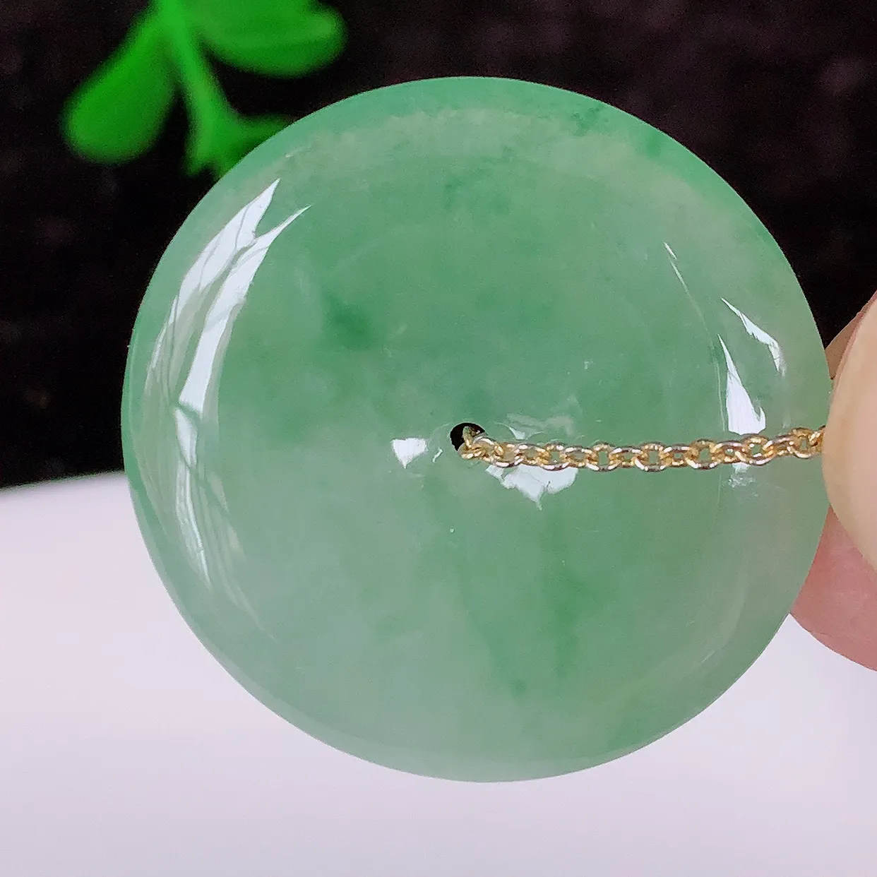 自然光实拍，冰种飘花翡翠平安扣吊坠，形体饱满圆润，平安扣肥嘟嘟的，平平安安，种水很好，莹润通透，冰胶感十足，起光泽。配戴精美！#57.2