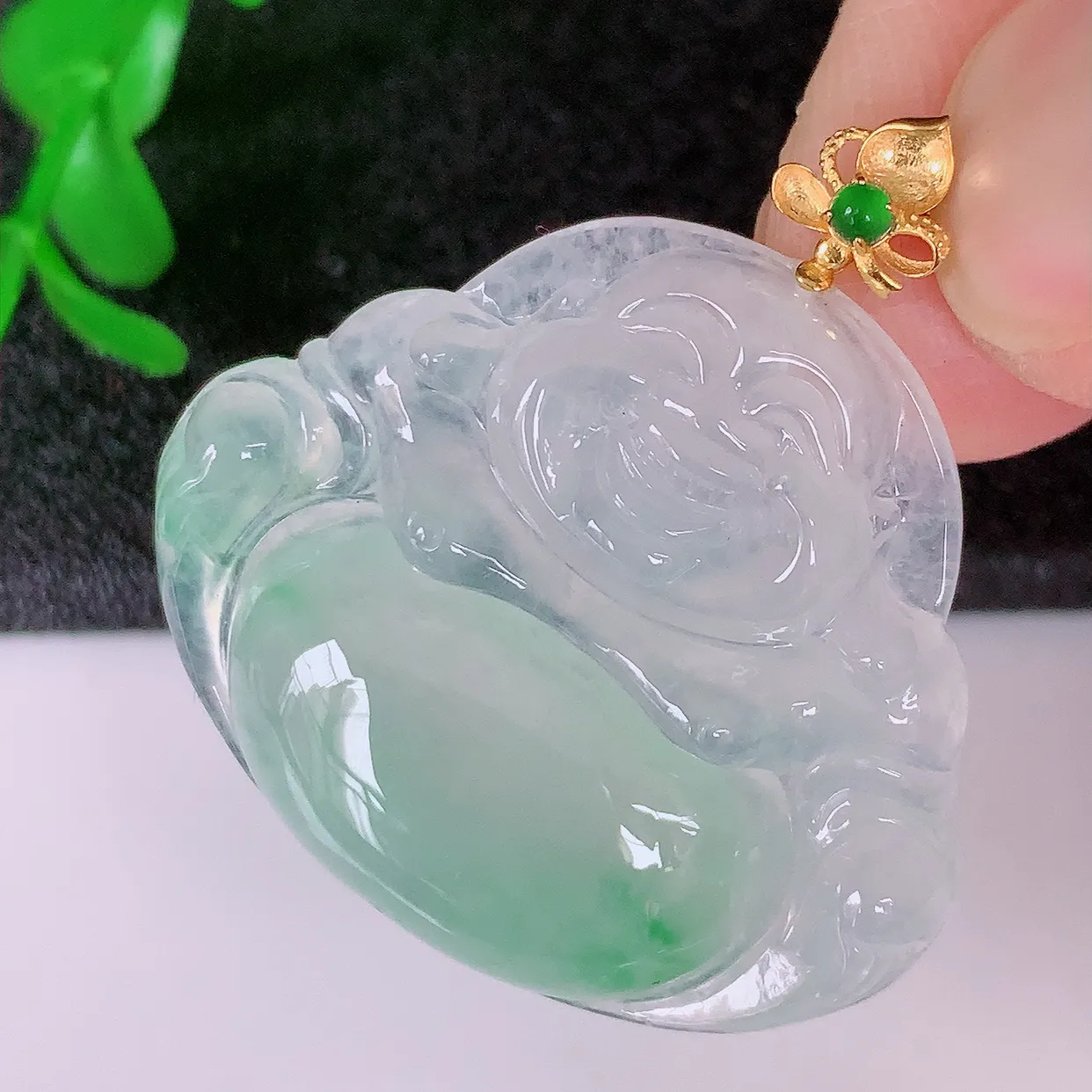 自然光实拍，18K金镶嵌冰种飘阳绿翡翠佛公吊坠，冰透饱满， 佛公亦保平安，寓意有福（佛公）相伴，品相佳，配戴优雅迷人！#41.2整体33.5裸石31.5*26.8*6.2