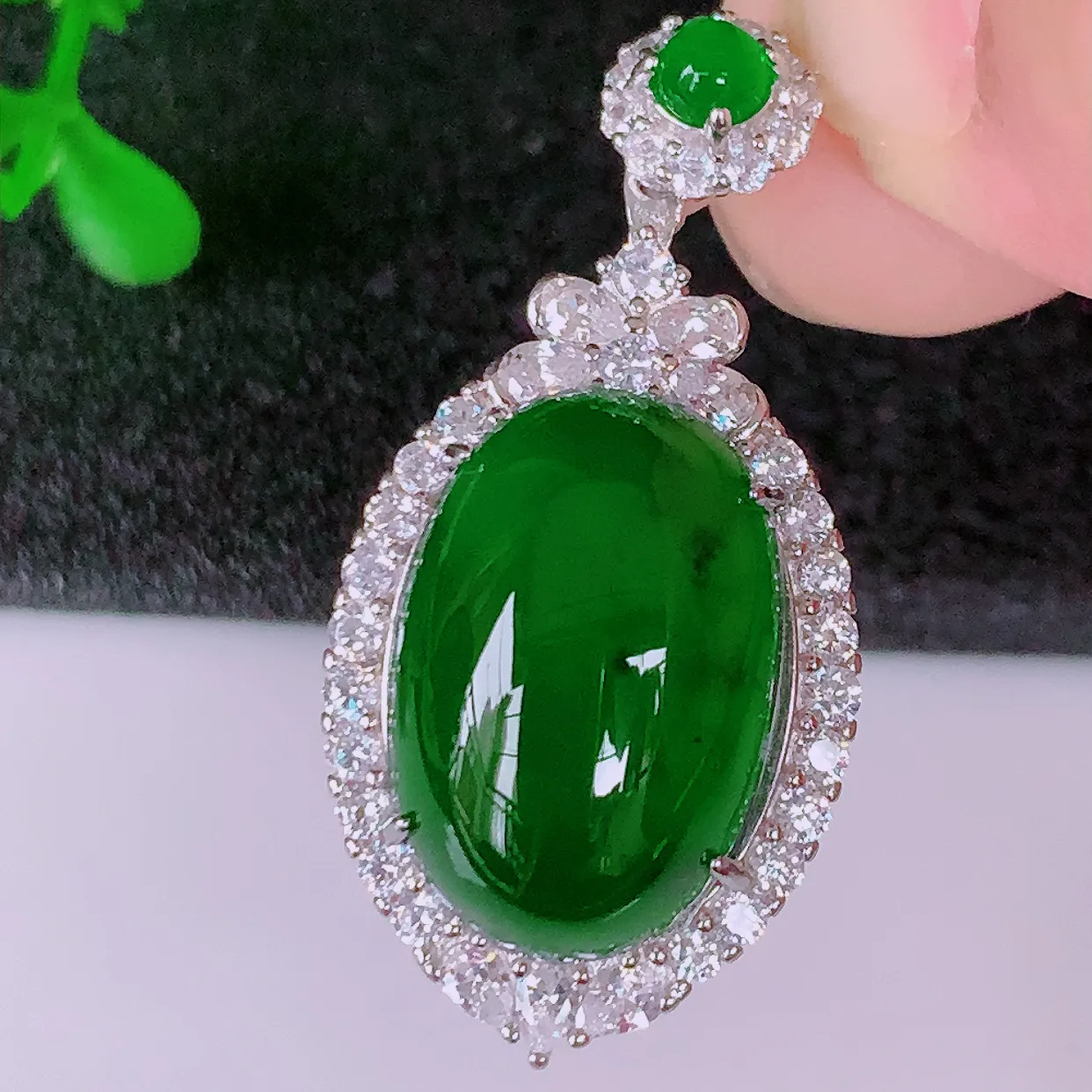 大颗冰透满绿翡翠蛋面925银镶嵌吊坠，自然光实拍，翠色灵动，颜色漂亮，种老水足，品相佳，佩戴佳品！#