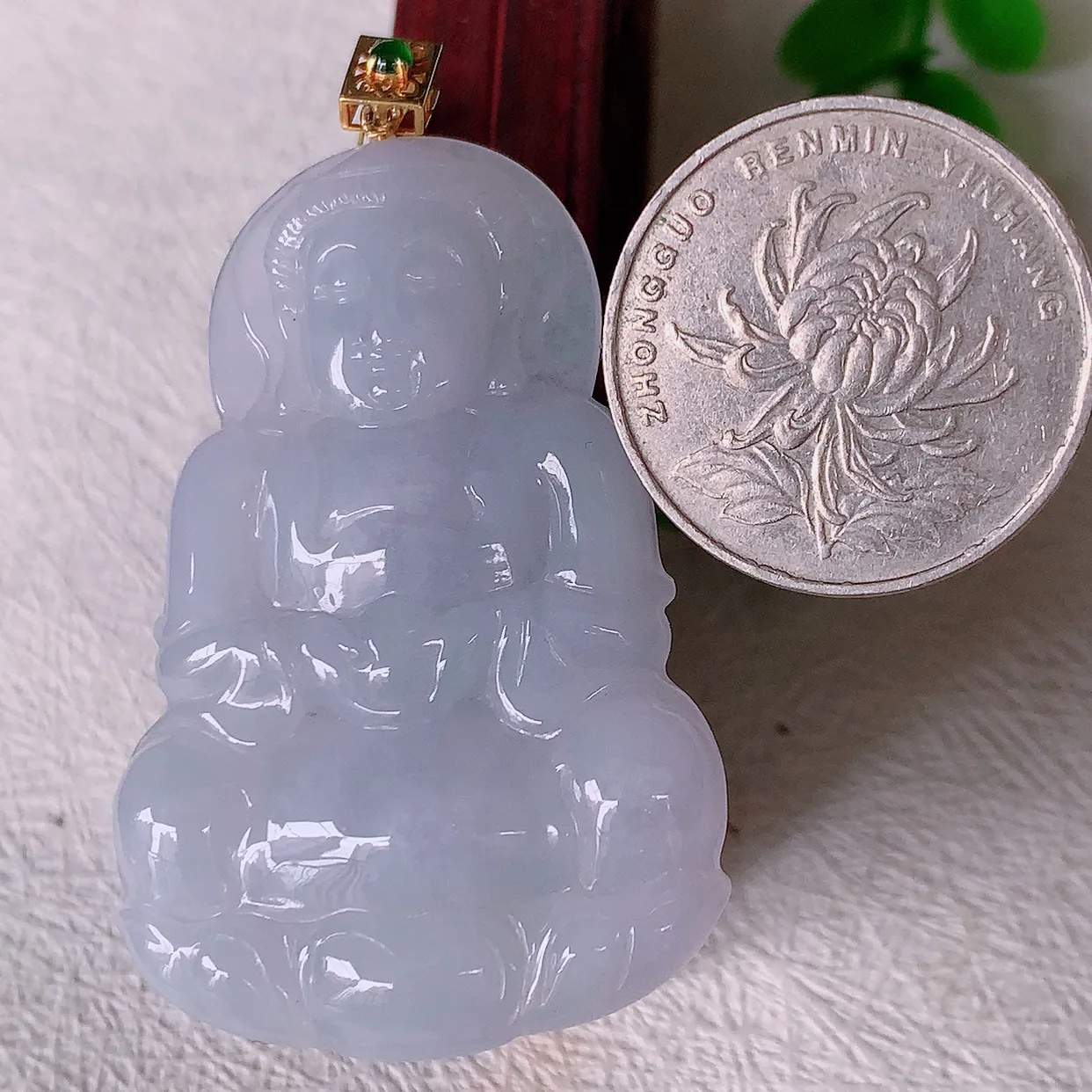 18K金镶嵌冰润紫罗兰翡翠观音菩萨吊坠，赐福翡翠观音，观音面相端庄，品相佳，佩戴气质！#35.2整体58.8裸石50.5*33.5*5.8