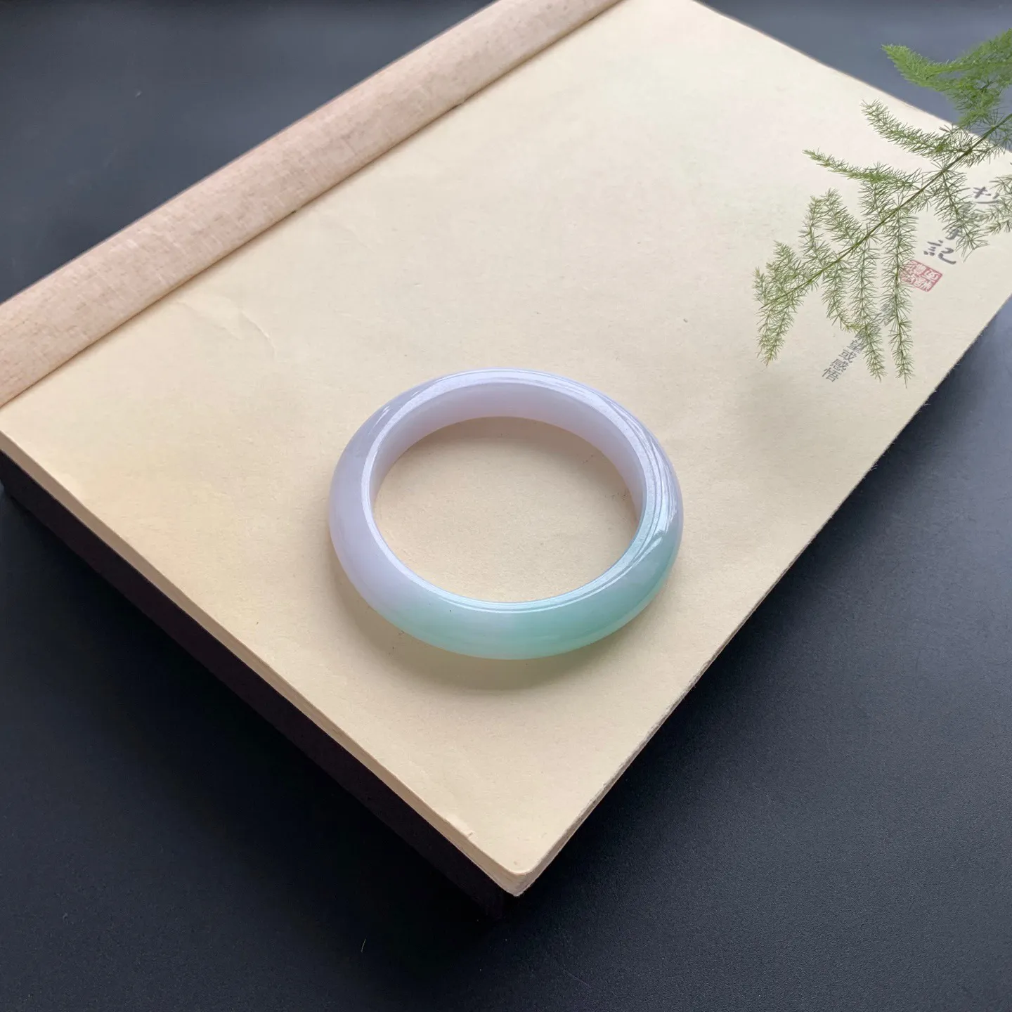 56.2圈口飘绿正圈手镯 尺寸：56.2-11.2-9.2，无纹裂，细腻光滑，版型厚装