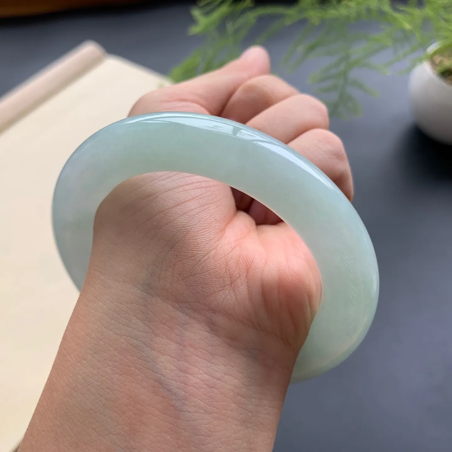 56.5圈口果绿底圆条手镯 尺寸：56.5-11.8，无纹裂，细腻釉洁，色泽清新甜美