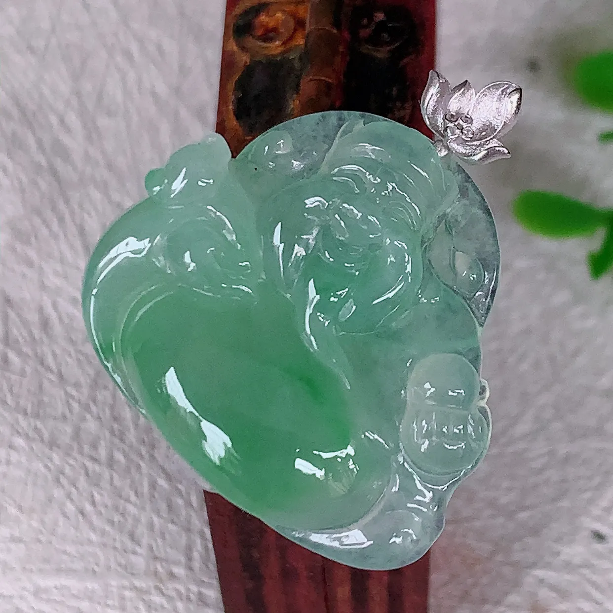 自然光实拍，18K金镶嵌冰种飘绿翡翠财神爷吊坠，财神到你家里来，年年月月发大财，形态极为讨喜，佩戴效