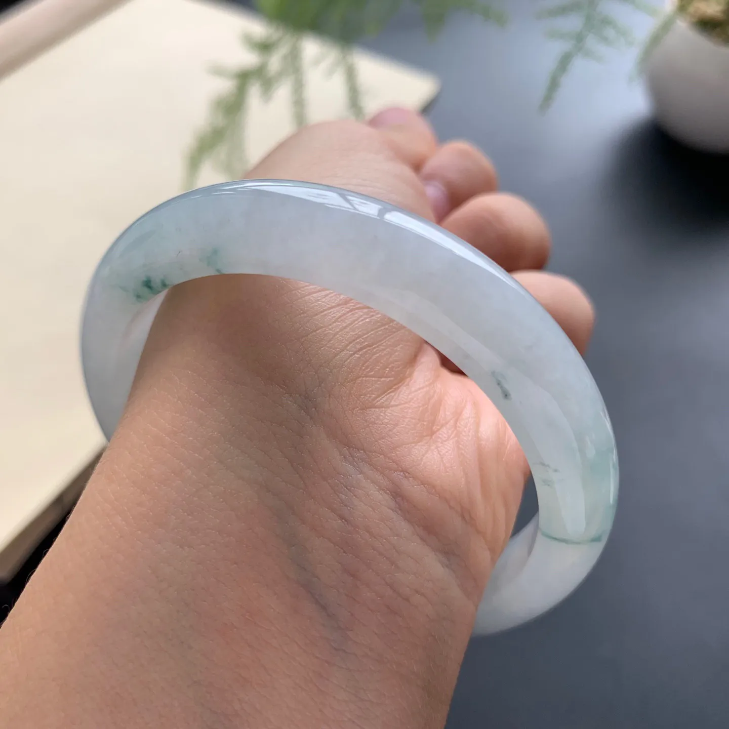 55.2圈口冰飘花正圈手镯 尺寸：55.2-11.2-8，无纹裂，水润起胶，花色飘逸