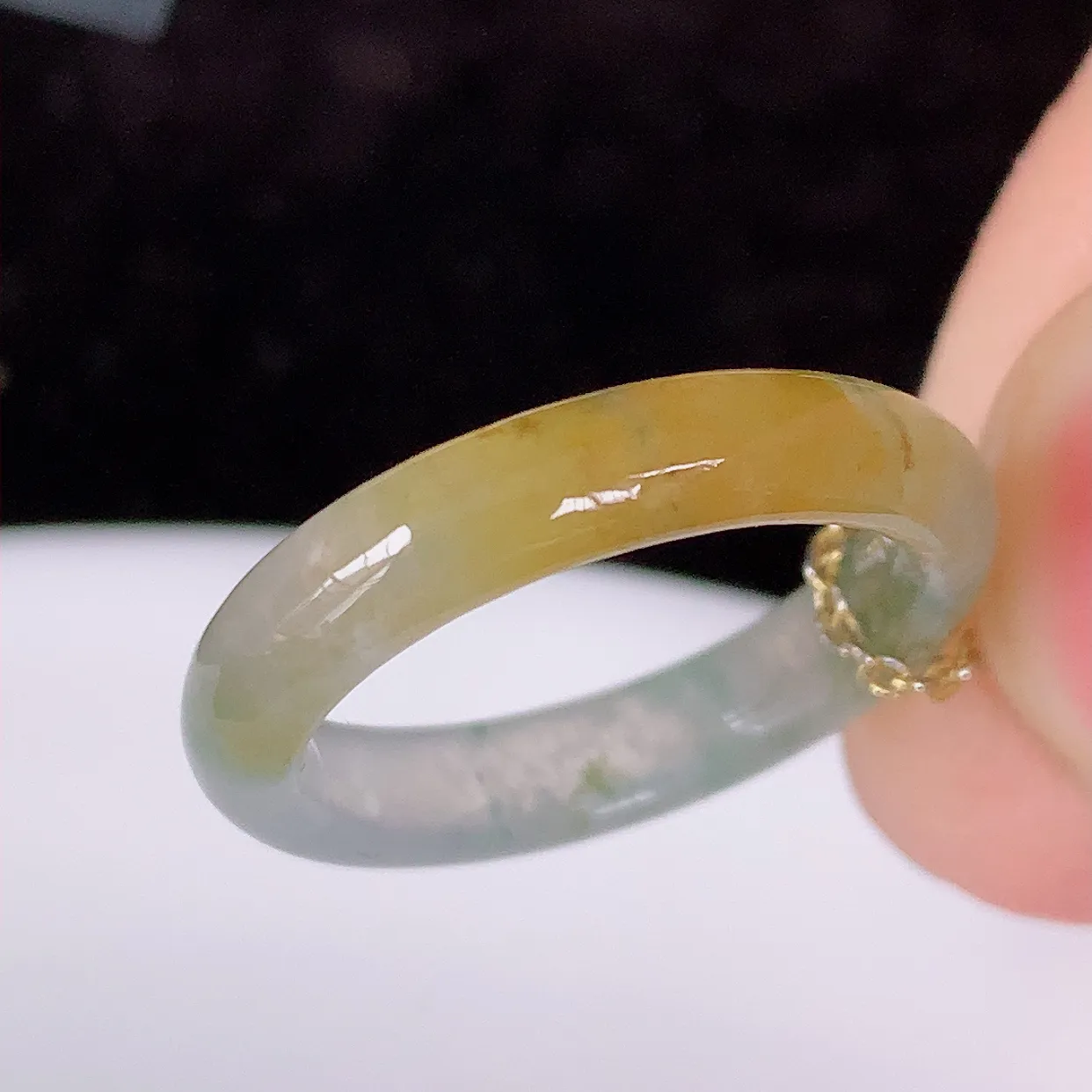 自然光实拍，16mm内径冰种黄加绿翡翠指环，玉戒指，玉质莹润，好精美好冰润的指环，11圈口，上手纤巧！#1.2尺寸16*3.9*3mm