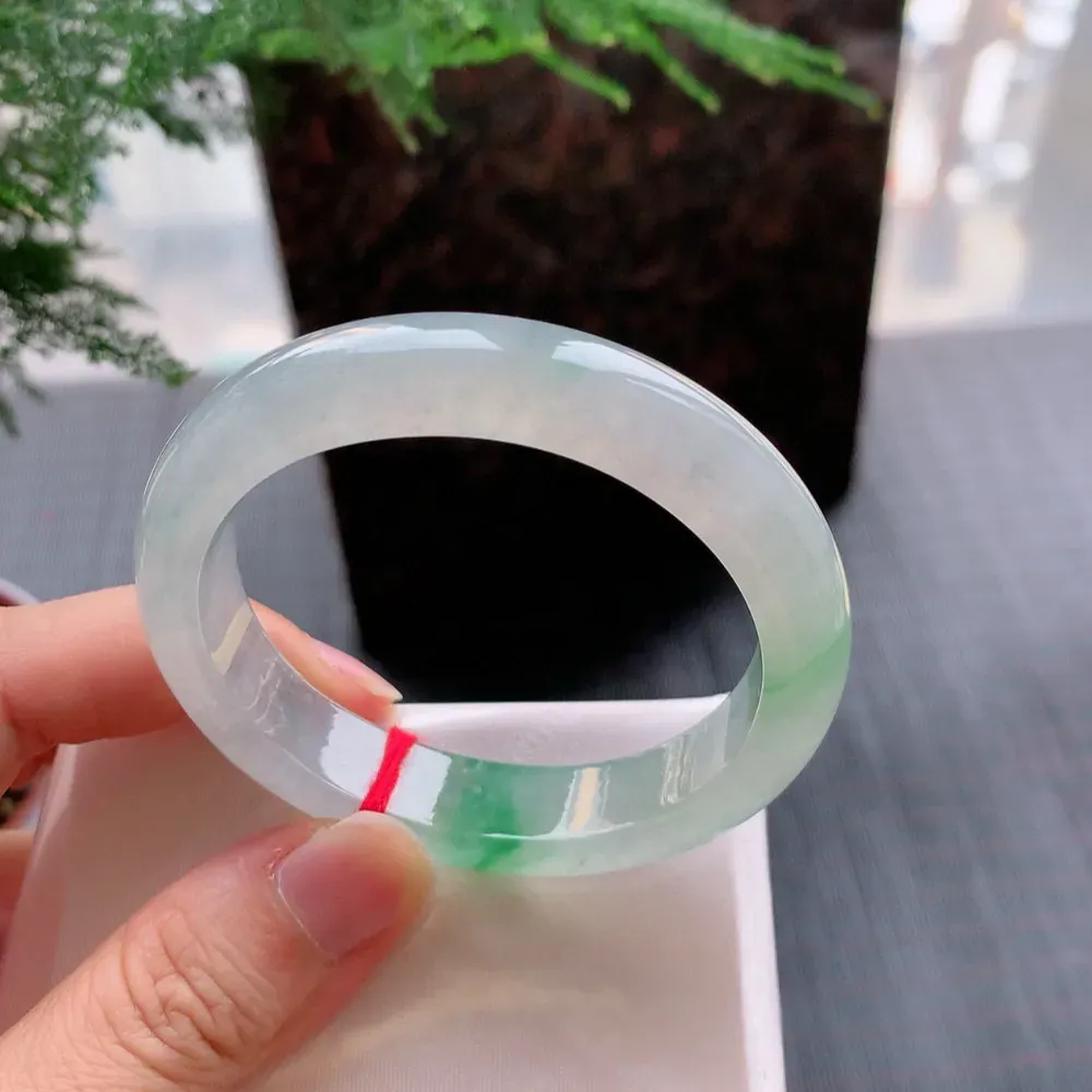 贵妃冰玻阳绿 无瑕 尺寸:52.6/46/12.7/7.8 种色俱佳