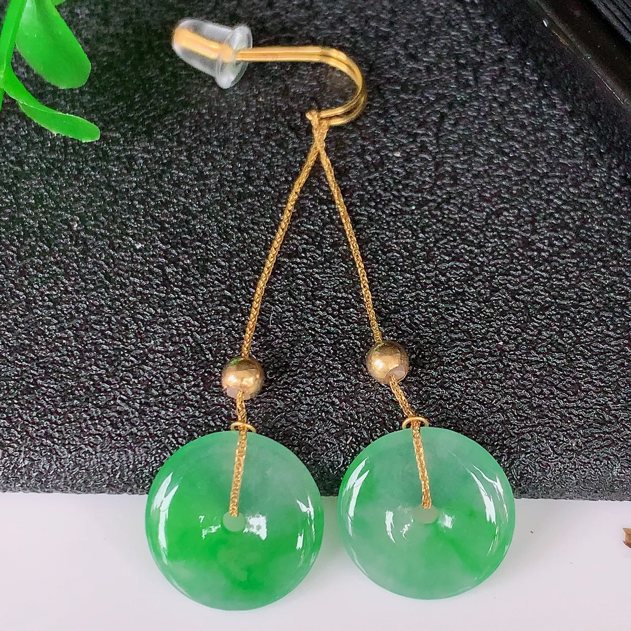 18k金镶嵌冰种飘绿翡翠平安扣耳坠，沁人心脾，耳坠佩戴效果大气出众，尽显气质。种水好，胶感足，颜相当漂亮，高性价比，值得入手品鉴！#41.2整体43.5裸石12*2.2