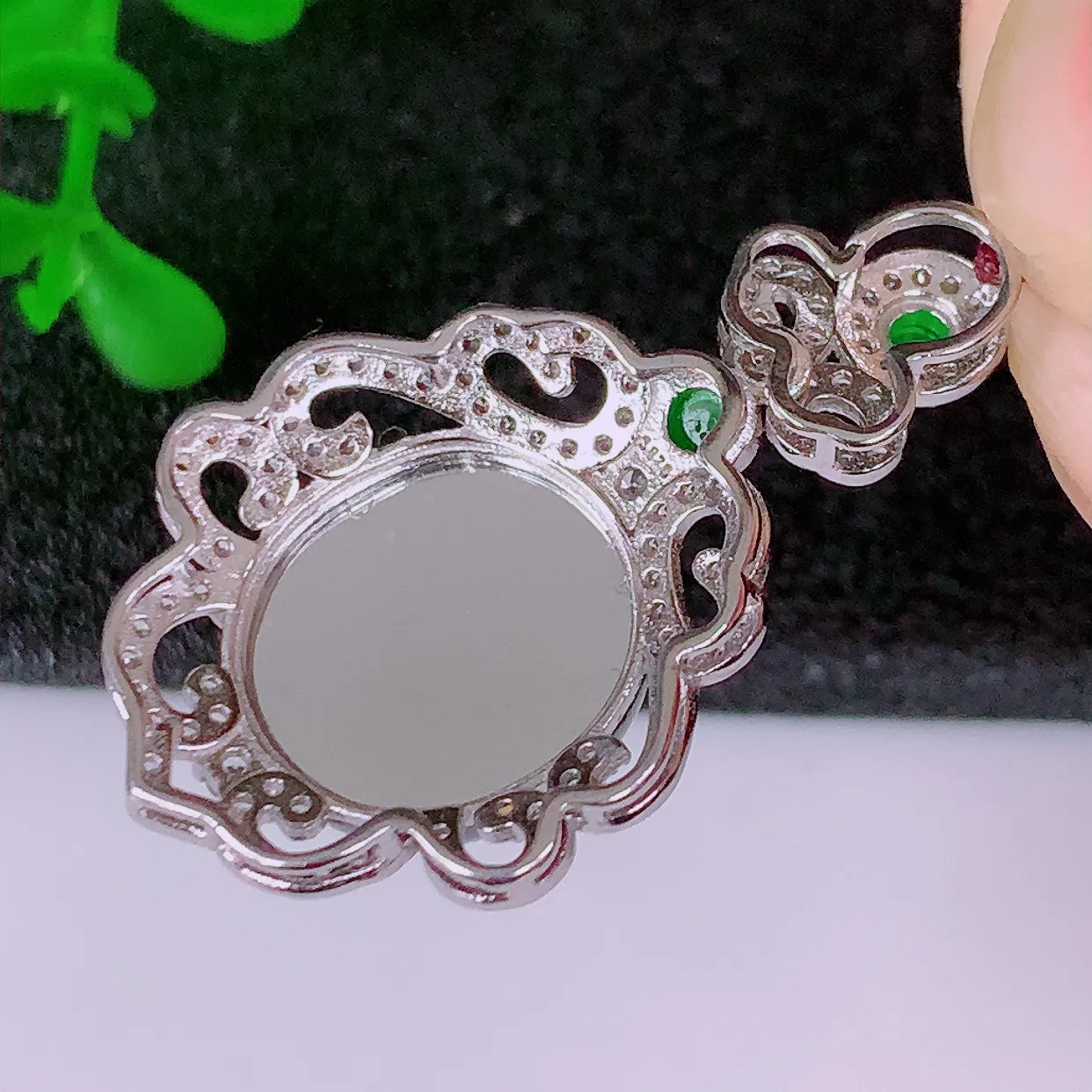 大颗冰透满绿翡翠蛋面925银镶嵌吊坠，自然光实拍，翠色灵动，颜色漂亮，种老水足，品相佳，佩戴佳品！#98.2整体33*20*10.8裸石13.8*12.5