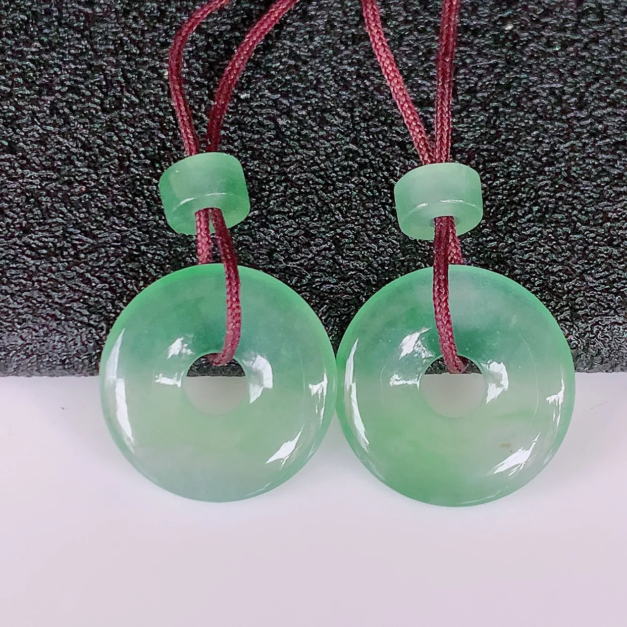 自然光实拍，冰种飘绿翡翠一对平安扣耳坠，翠色灵动，玉质细腻，颜色漂亮，品相佳，佩戴佳品！配图银线 #57.2尺寸13.8*2.5