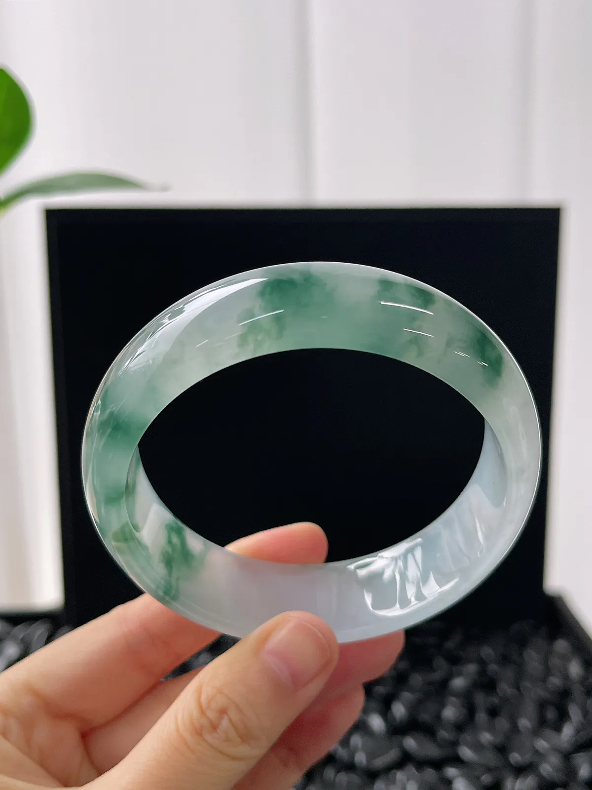 正圈60.8圈口，翡翠冰种飘绿手镯