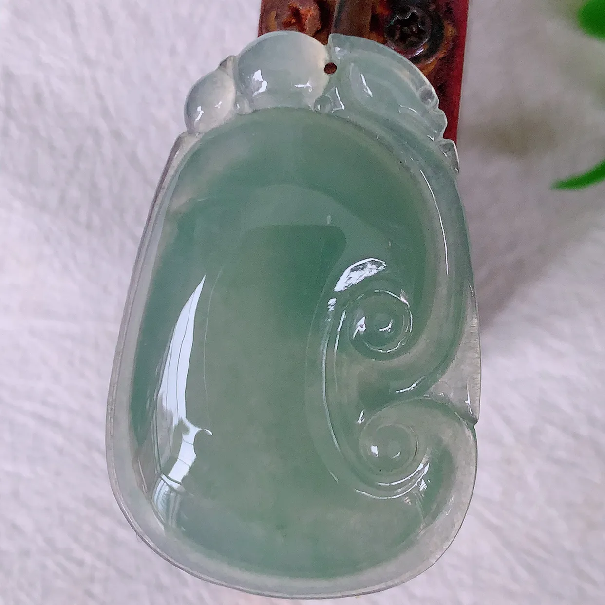 自然光实拍，冰种翡翠如意吊坠，玉坠百搭又精致，寓意着吉祥，事事如意！#12.2