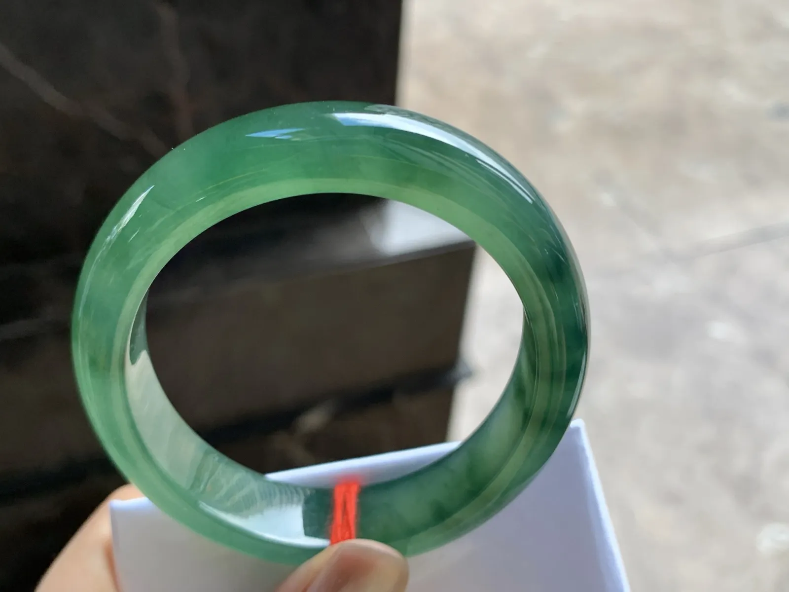 56.5-12.8-8.2

油绿贵妃手镯^_^起光 种老 正圈54可以带