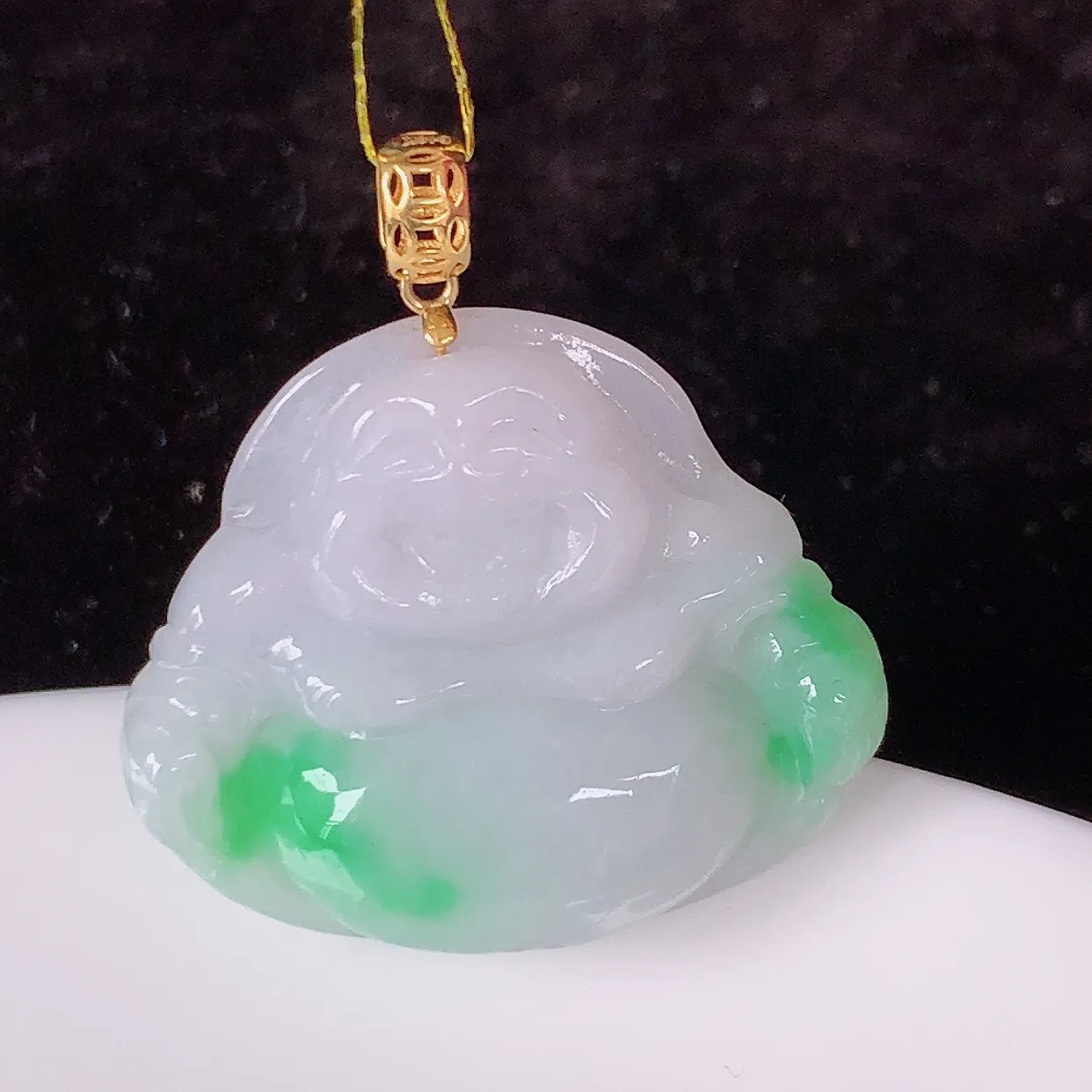 18k金镶嵌冰润飘绿翡翠佛公吊坠，款式新颖时尚，日常百搭的款。清秀高雅，佩戴优雅高贵！#35.2